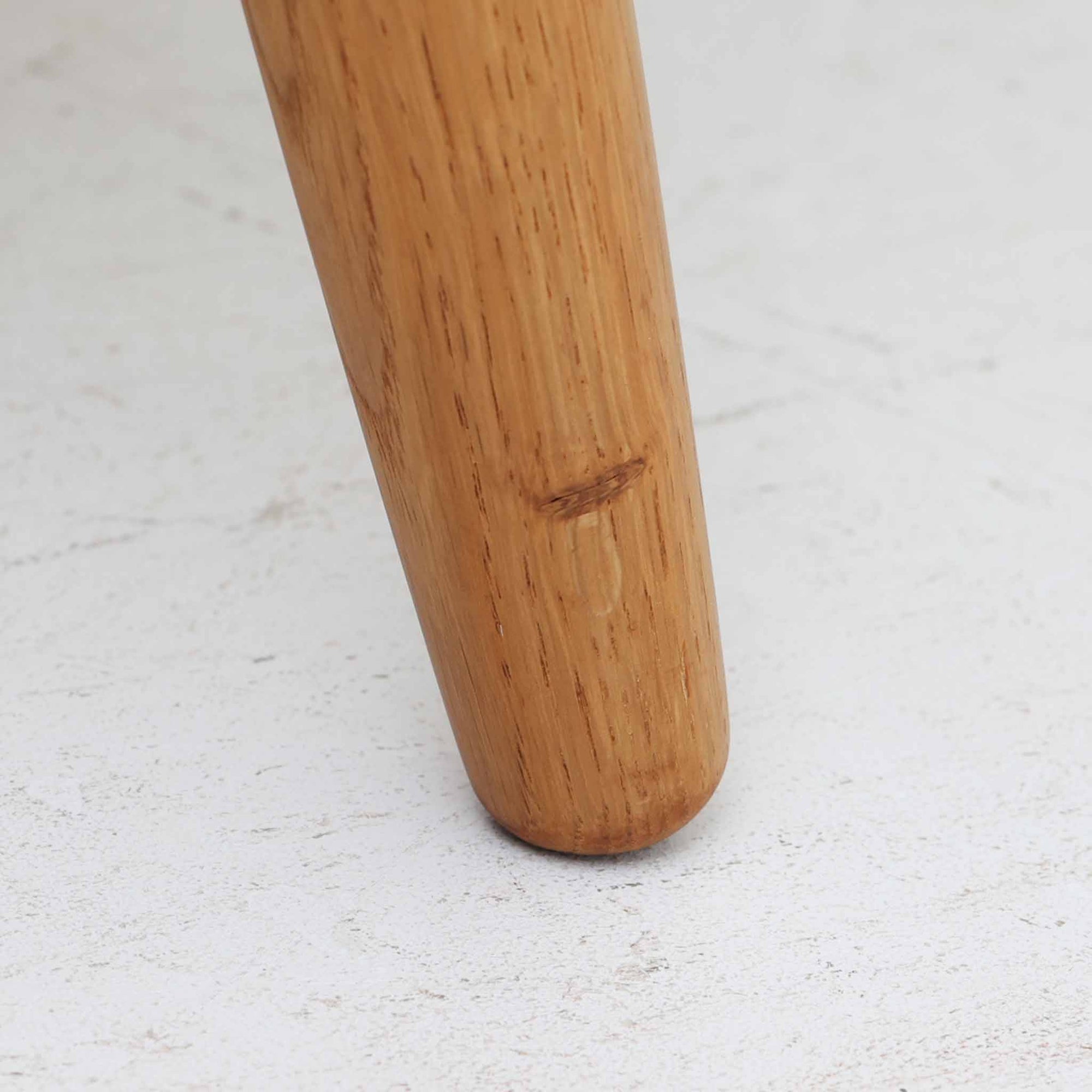 Hans J. Wegner（ハンス・J・ウェグナー）がデザインし、Getama社から発表されたGE240トリプルソファです。通称「Cigar Sofa」とも呼ばれる名作で、丸みを帯びたアームと堅牢なオーク材フレームが特徴です。背面まで美しい格子状のデザインは空間に軽やかさを与え、どの角度から見ても存在感があります。ライトグレー系の張地はアクリルとウールをブレンドした素材で、柔らかな風合いと高い耐久性を備えています。北欧家具らしいシンプルさと快適さを兼ね備え、リビングを上質に彩るビンテージソファです。