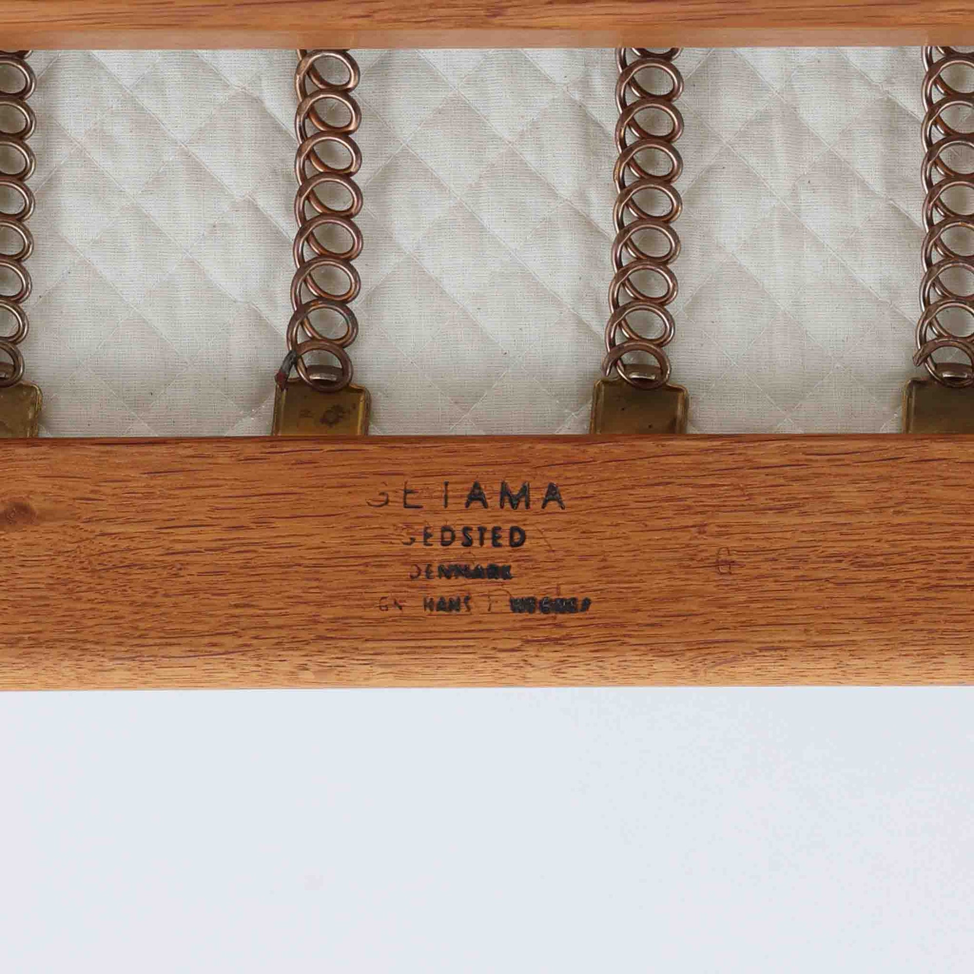 Hans J. Wegner（ハンス・J・ウェグナー）がデザインし、Getama社から発表されたGE240トリプルソファです。通称「Cigar Sofa」とも呼ばれる名作で、丸みを帯びたアームと堅牢なオーク材フレームが特徴です。背面まで美しい格子状のデザインは空間に軽やかさを与え、どの角度から見ても存在感があります。ライトグレー系の張地はアクリルとウールをブレンドした素材で、柔らかな風合いと高い耐久性を備えています。北欧家具らしいシンプルさと快適さを兼ね備え、リビングを上質に彩るビンテージソファです。