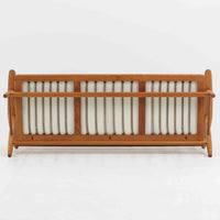 Hans J. Wegner（ハンス・J・ウェグナー）がデザインし、Getama社から発表されたGE240トリプルソファです。通称「Cigar Sofa」とも呼ばれる名作で、丸みを帯びたアームと堅牢なオーク材フレームが特徴です。背面まで美しい格子状のデザインは空間に軽やかさを与え、どの角度から見ても存在感があります。ライトグレー系の張地はアクリルとウールをブレンドした素材で、柔らかな風合いと高い耐久性を備えています。北欧家具らしいシンプルさと快適さを兼ね備え、リビングを上質に彩るビンテージソファです。