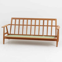 Hans J. Wegner（ハンス・J・ウェグナー）がデザインし、Getama社から発表されたGE240トリプルソファです。通称「Cigar Sofa」とも呼ばれる名作で、丸みを帯びたアームと堅牢なオーク材フレームが特徴です。背面まで美しい格子状のデザインは空間に軽やかさを与え、どの角度から見ても存在感があります。ライトグレー系の張地はアクリルとウールをブレンドした素材で、柔らかな風合いと高い耐久性を備えています。北欧家具らしいシンプルさと快適さを兼ね備え、リビングを上質に彩るビンテージソファです。