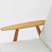 Hans J. Wegner（ハンス・J・ウェグナー）がデザインし、Getama社から発表されたGE240トリプルソファです。通称「Cigar Sofa」とも呼ばれる名作で、丸みを帯びたアームと堅牢なオーク材フレームが特徴です。背面まで美しい格子状のデザインは空間に軽やかさを与え、どの角度から見ても存在感があります。ライトグレー系の張地はアクリルとウールをブレンドした素材で、柔らかな風合いと高い耐久性を備えています。北欧家具らしいシンプルさと快適さを兼ね備え、リビングを上質に彩るビンテージソファです。