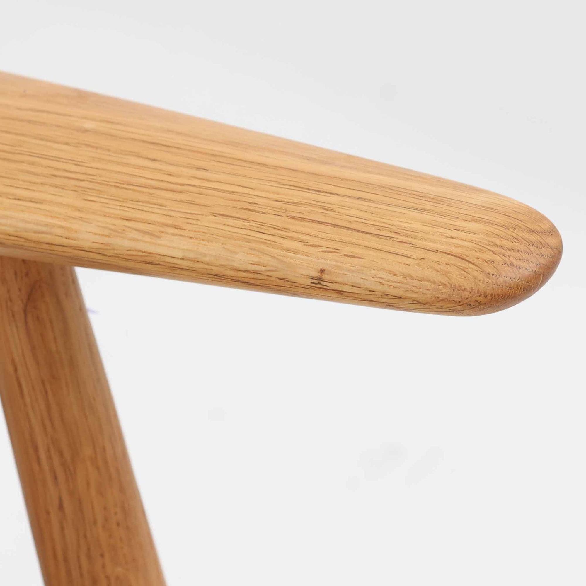 Hans J. Wegner（ハンス・J・ウェグナー）がデザインし、Getama社から発表されたGE240トリプルソファです。通称「Cigar Sofa」とも呼ばれる名作で、丸みを帯びたアームと堅牢なオーク材フレームが特徴です。背面まで美しい格子状のデザインは空間に軽やかさを与え、どの角度から見ても存在感があります。ライトグレー系の張地はアクリルとウールをブレンドした素材で、柔らかな風合いと高い耐久性を備えています。北欧家具らしいシンプルさと快適さを兼ね備え、リビングを上質に彩るビンテージソファです。