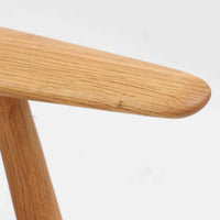 Hans J. Wegner（ハンス・J・ウェグナー）がデザインし、Getama社から発表されたGE240トリプルソファです。通称「Cigar Sofa」とも呼ばれる名作で、丸みを帯びたアームと堅牢なオーク材フレームが特徴です。背面まで美しい格子状のデザインは空間に軽やかさを与え、どの角度から見ても存在感があります。ライトグレー系の張地はアクリルとウールをブレンドした素材で、柔らかな風合いと高い耐久性を備えています。北欧家具らしいシンプルさと快適さを兼ね備え、リビングを上質に彩るビンテージソファです。