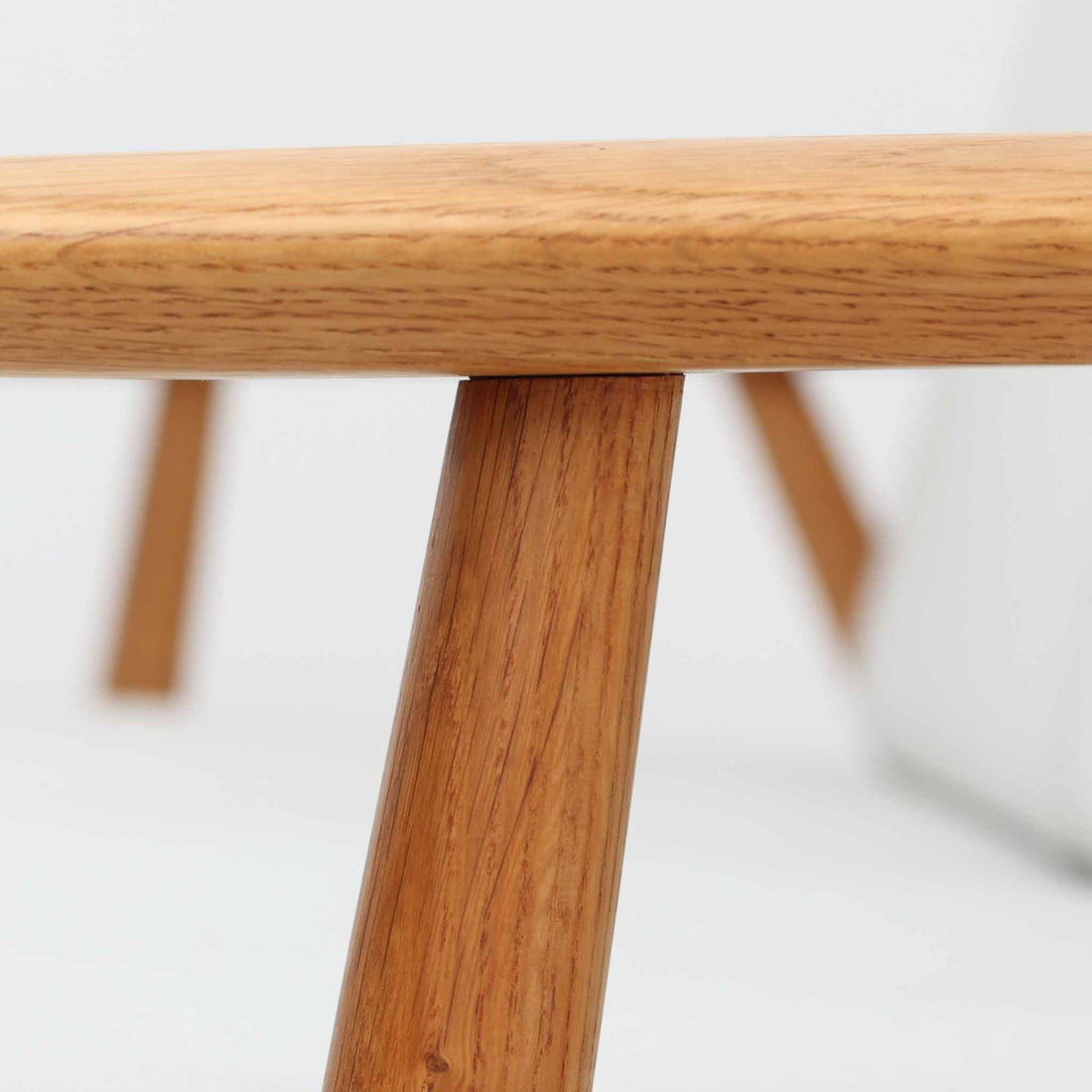 Hans J. Wegner（ハンス・J・ウェグナー）がデザインし、Getama社から発表されたGE240トリプルソファです。通称「Cigar Sofa」とも呼ばれる名作で、丸みを帯びたアームと堅牢なオーク材フレームが特徴です。背面まで美しい格子状のデザインは空間に軽やかさを与え、どの角度から見ても存在感があります。ライトグレー系の張地はアクリルとウールをブレンドした素材で、柔らかな風合いと高い耐久性を備えています。北欧家具らしいシンプルさと快適さを兼ね備え、リビングを上質に彩るビンテージソファです。