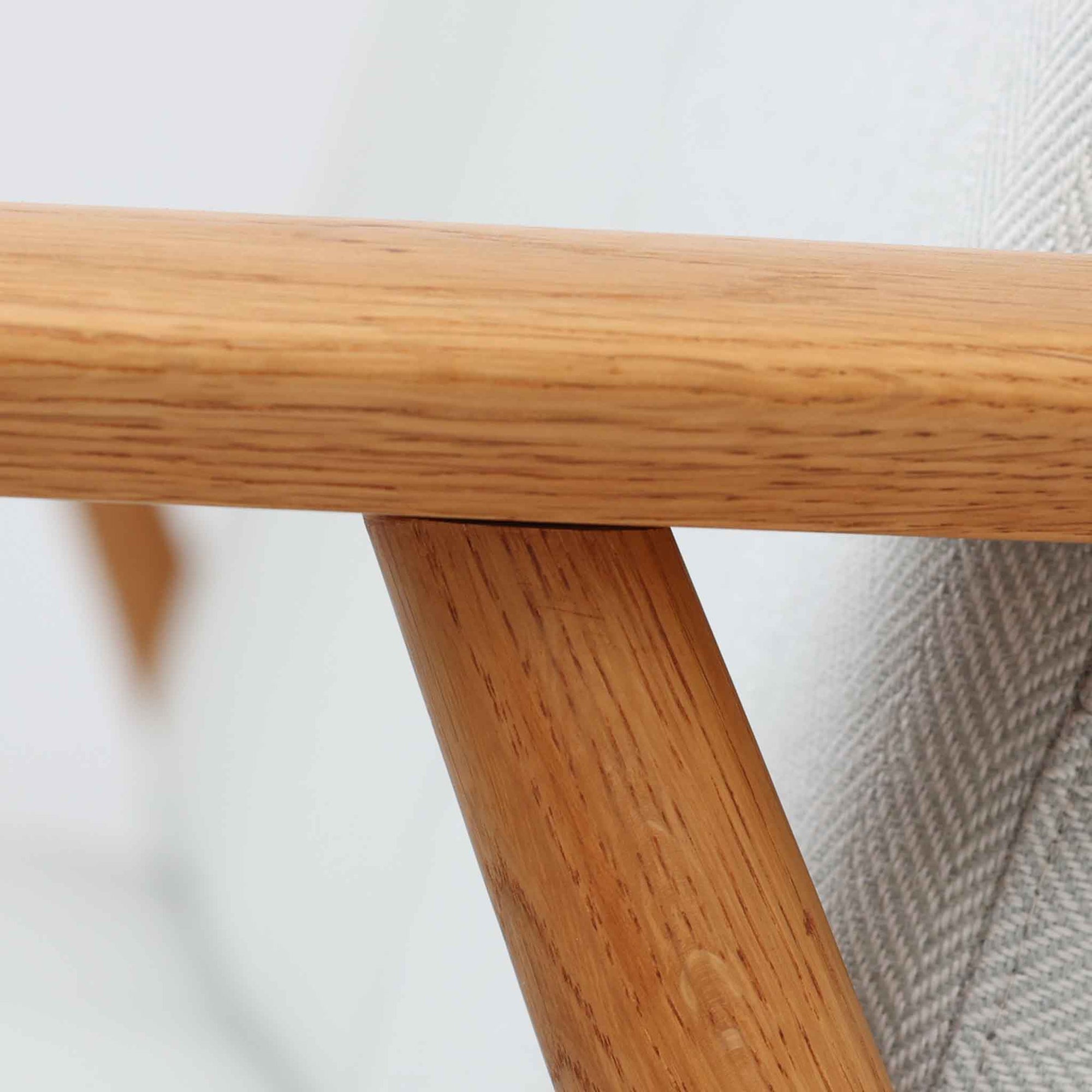 Hans J. Wegner（ハンス・J・ウェグナー）がデザインし、Getama社から発表されたGE240トリプルソファです。通称「Cigar Sofa」とも呼ばれる名作で、丸みを帯びたアームと堅牢なオーク材フレームが特徴です。背面まで美しい格子状のデザインは空間に軽やかさを与え、どの角度から見ても存在感があります。ライトグレー系の張地はアクリルとウールをブレンドした素材で、柔らかな風合いと高い耐久性を備えています。北欧家具らしいシンプルさと快適さを兼ね備え、リビングを上質に彩るビンテージソファです。