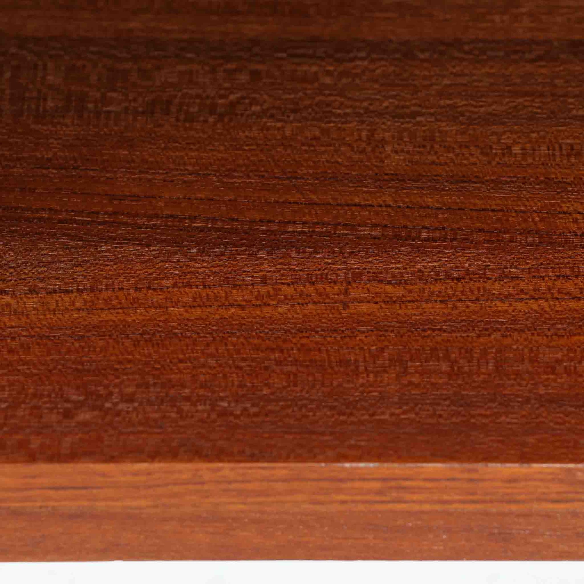 チーク材の豊かな木目が美しいこちらのサイドチェストは、北欧ビンテージらしい端正なデザインと実用性を兼ね備えた一台です。天板の縁には立ち上がりが施され、小物の転落を防ぐ工夫がされています。引き出し下のオープンスペースは本や雑貨の収納に便利で、ソファやベッドサイドに置けばサイドテーブルとしても活躍します。丸みを帯びた持ち手やテーパードレッグが柔らかな印象を与え、経年変化による木肌の深みが空間に温もりを添える逸品です。