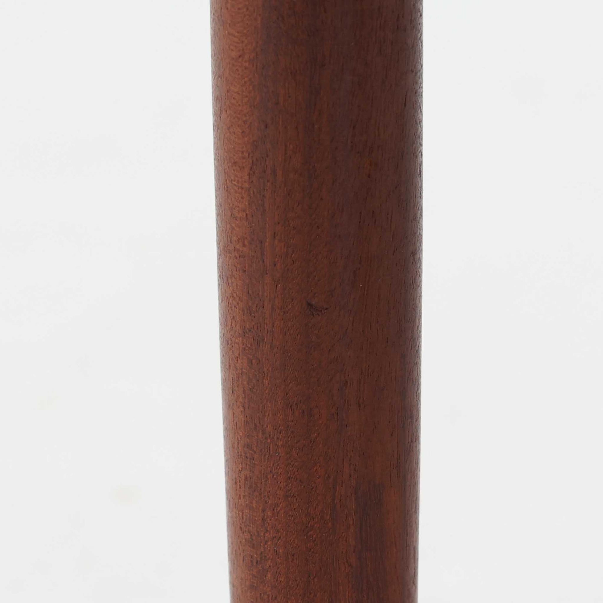 チーク材の豊かな木目が美しいこちらのサイドチェストは、北欧ビンテージらしい端正なデザインと実用性を兼ね備えた一台です。天板の縁には立ち上がりが施され、小物の転落を防ぐ工夫がされています。引き出し下のオープンスペースは本や雑貨の収納に便利で、ソファやベッドサイドに置けばサイドテーブルとしても活躍します。丸みを帯びた持ち手やテーパードレッグが柔らかな印象を与え、経年変化による木肌の深みが空間に温もりを添える逸品です。