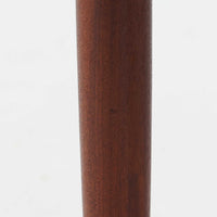 チーク材の豊かな木目が美しいこちらのサイドチェストは、北欧ビンテージらしい端正なデザインと実用性を兼ね備えた一台です。天板の縁には立ち上がりが施され、小物の転落を防ぐ工夫がされています。引き出し下のオープンスペースは本や雑貨の収納に便利で、ソファやベッドサイドに置けばサイドテーブルとしても活躍します。丸みを帯びた持ち手やテーパードレッグが柔らかな印象を与え、経年変化による木肌の深みが空間に温もりを添える逸品です。