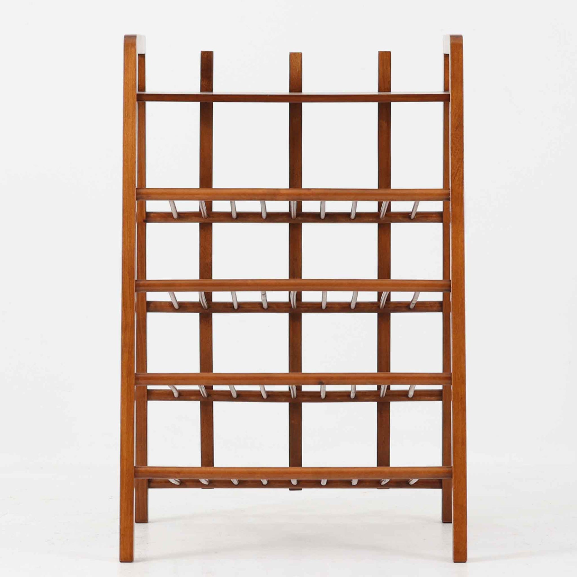 ビーチ材を使用したこちらのマガジンラックは、直線的で軽やかなフレーム構造とスリット状の棚板が特徴的な北欧ビンテージ家具です。5段構成により雑誌や新聞を効率的に収納でき、上部の棚は小物置きとしても活用可能。傾斜のついた側面フレームがデザインに動きを与え、圧迫感を感じさせない造りになっています。年月を経た木肌の柔らかな色調が空間に温もりを添え、リビングや書斎の整理整頓に役立つ実用的で美しい一品です。