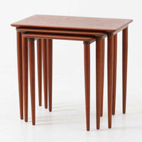 チーク材が使用されたデンマーク製のネストテーブルです。大・中・小の3台がセットになっており、入れ子式で省スペースに収納できるため状況に応じて使い分けができるのが魅力です。丸みを帯びた天板のエッジと細身ですっきりと伸びるテーパードレッグが美しいバランスでデザインされ、北欧らしい温かみのあるチークの木目が落ち着いた雰囲気を演出します。サイドテーブルや花台、来客時の補助テーブルなど多用途に活躍し、リビングに柔らかな存在感を添えてくれるビンテージアイテムです。