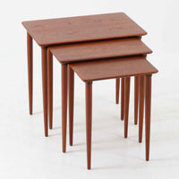 チーク材が使用されたデンマーク製のネストテーブルです。大・中・小の3台がセットになっており、入れ子式で省スペースに収納できるため状況に応じて使い分けができるのが魅力です。丸みを帯びた天板のエッジと細身ですっきりと伸びるテーパードレッグが美しいバランスでデザインされ、北欧らしい温かみのあるチークの木目が落ち着いた雰囲気を演出します。サイドテーブルや花台、来客時の補助テーブルなど多用途に活躍し、リビングに柔らかな存在感を添えてくれるビンテージアイテムです。