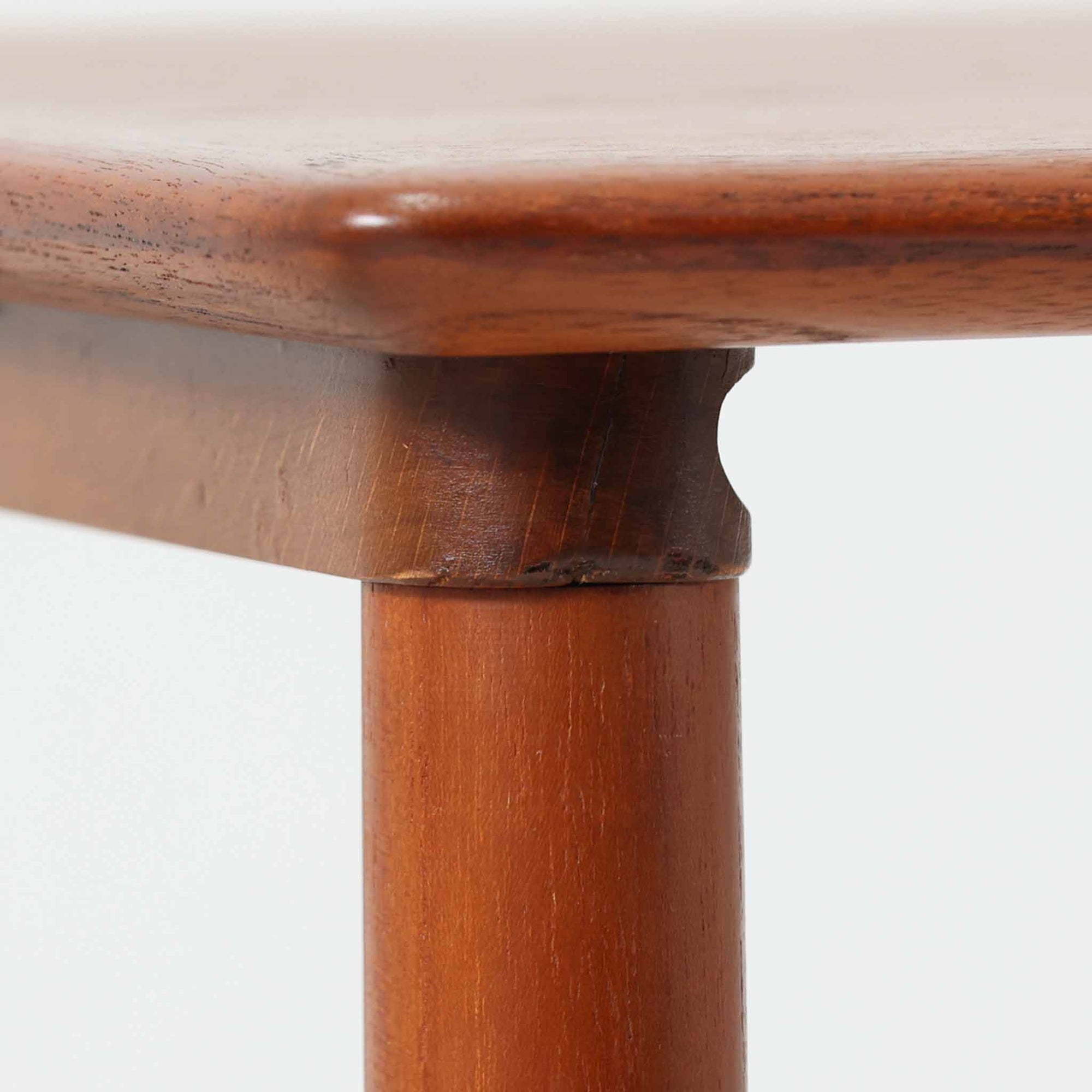 チーク材が使用されたデンマーク製のネストテーブルです。大・中・小の3台がセットになっており、入れ子式で省スペースに収納できるため状況に応じて使い分けができるのが魅力です。丸みを帯びた天板のエッジと細身ですっきりと伸びるテーパードレッグが美しいバランスでデザインされ、北欧らしい温かみのあるチークの木目が落ち着いた雰囲気を演出します。サイドテーブルや花台、来客時の補助テーブルなど多用途に活躍し、リビングに柔らかな存在感を添えてくれるビンテージアイテムです。