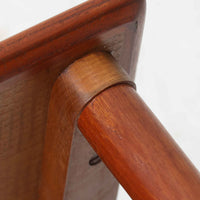 チーク材が使用されたデンマーク製のネストテーブルです。大・中・小の3台がセットになっており、入れ子式で省スペースに収納できるため状況に応じて使い分けができるのが魅力です。丸みを帯びた天板のエッジと細身ですっきりと伸びるテーパードレッグが美しいバランスでデザインされ、北欧らしい温かみのあるチークの木目が落ち着いた雰囲気を演出します。サイドテーブルや花台、来客時の補助テーブルなど多用途に活躍し、リビングに柔らかな存在感を添えてくれるビンテージアイテムです。