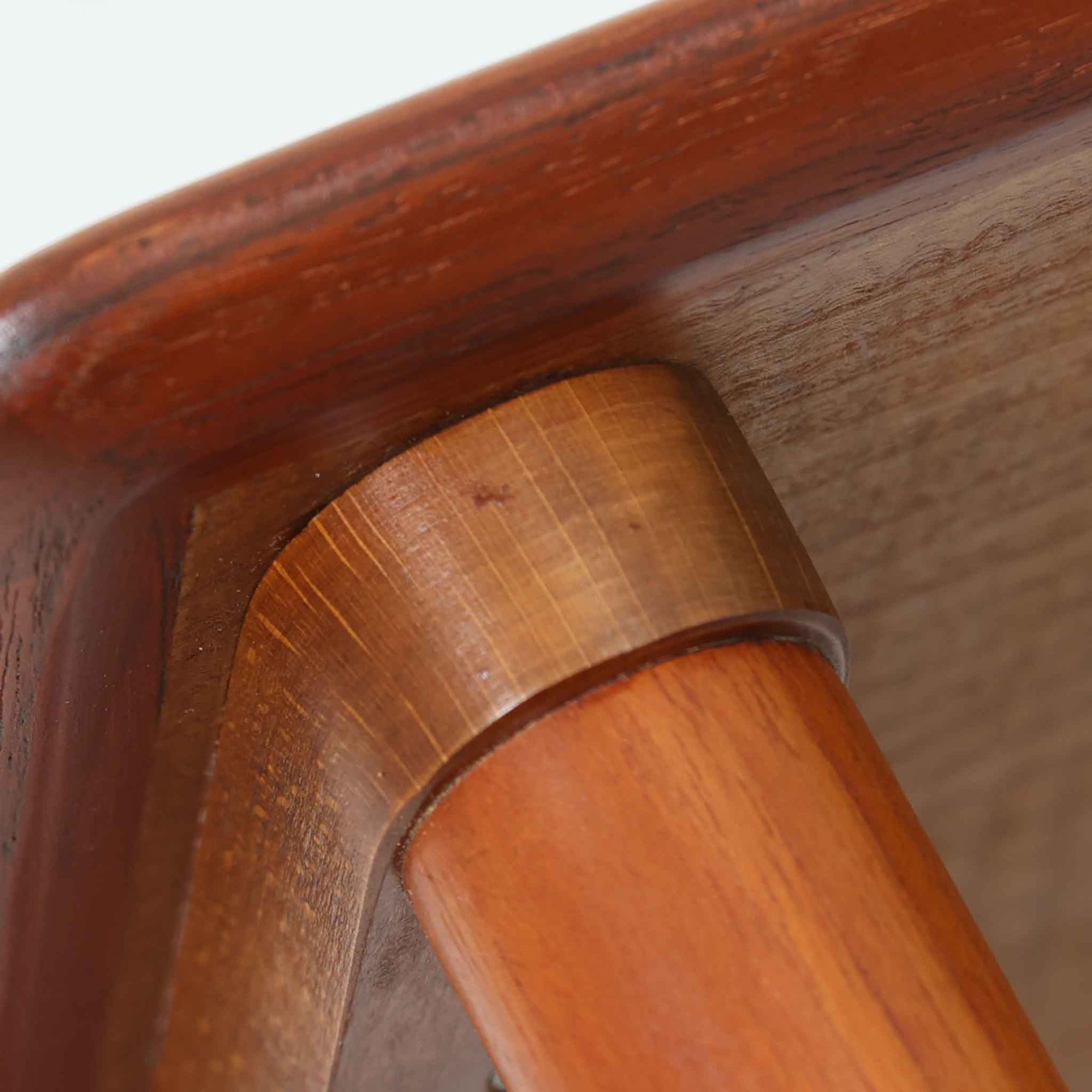 チーク材が使用されたデンマーク製のネストテーブルです。大・中・小の3台がセットになっており、入れ子式で省スペースに収納できるため状況に応じて使い分けができるのが魅力です。丸みを帯びた天板のエッジと細身ですっきりと伸びるテーパードレッグが美しいバランスでデザインされ、北欧らしい温かみのあるチークの木目が落ち着いた雰囲気を演出します。サイドテーブルや花台、来客時の補助テーブルなど多用途に活躍し、リビングに柔らかな存在感を添えてくれるビンテージアイテムです。