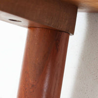 チーク材が使用されたデンマーク製のネストテーブルです。大・中・小の3台がセットになっており、入れ子式で省スペースに収納できるため状況に応じて使い分けができるのが魅力です。丸みを帯びた天板のエッジと細身ですっきりと伸びるテーパードレッグが美しいバランスでデザインされ、北欧らしい温かみのあるチークの木目が落ち着いた雰囲気を演出します。サイドテーブルや花台、来客時の補助テーブルなど多用途に活躍し、リビングに柔らかな存在感を添えてくれるビンテージアイテムです。