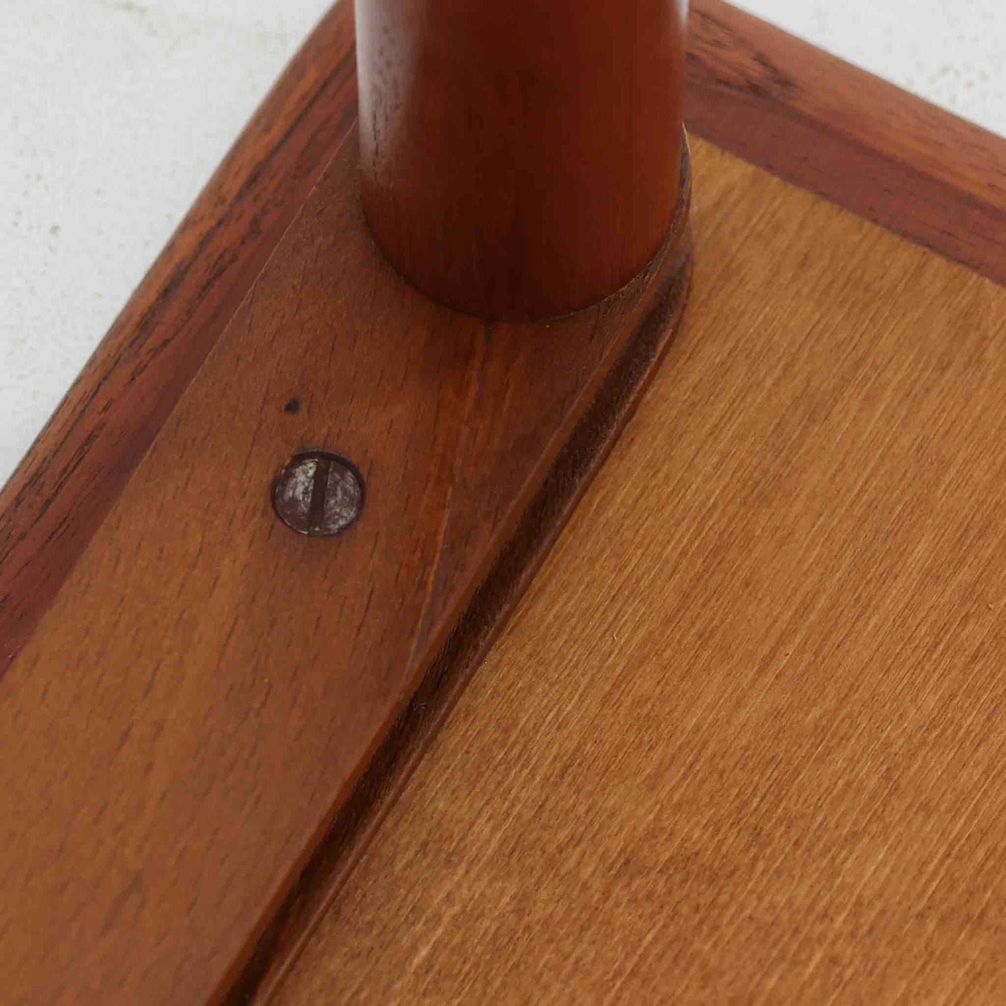 チーク材が使用されたデンマーク製のネストテーブルです。大・中・小の3台がセットになっており、入れ子式で省スペースに収納できるため状況に応じて使い分けができるのが魅力です。丸みを帯びた天板のエッジと細身ですっきりと伸びるテーパードレッグが美しいバランスでデザインされ、北欧らしい温かみのあるチークの木目が落ち着いた雰囲気を演出します。サイドテーブルや花台、来客時の補助テーブルなど多用途に活躍し、リビングに柔らかな存在感を添えてくれるビンテージアイテムです。