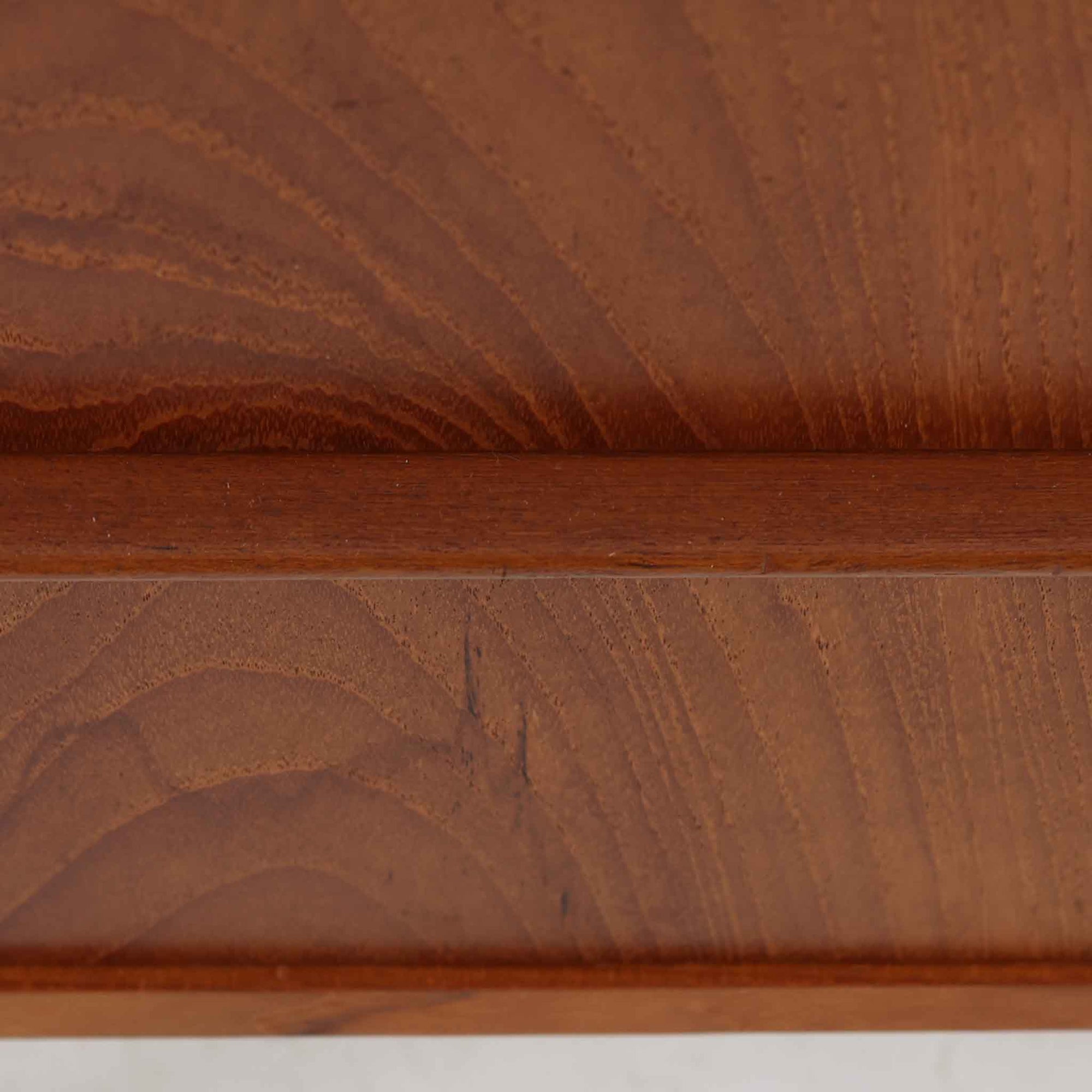 デンマーク製の8段チェストで、上質なチーク材の木目が存在感を放つ北欧ビンテージらしい一品です。細身の脚部に支えられた軽やかな佇まいと、北欧家具らしいバータイプの取っ手が、すっきりとした印象を与えます。衣類や小物をたっぷり収納でき、寝室やリビングで圧迫感なく使える点も魅力です。経年により深みを増した色艶が空間を温かく彩り、実用性と美しさを兼ね備えたチェストで、デンマークでも8段タイプは流通が少なく希少なモデルです。