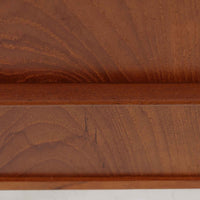 デンマーク製の8段チェストで、上質なチーク材の木目が存在感を放つ北欧ビンテージらしい一品です。細身の脚部に支えられた軽やかな佇まいと、北欧家具らしいバータイプの取っ手が、すっきりとした印象を与えます。衣類や小物をたっぷり収納でき、寝室やリビングで圧迫感なく使える点も魅力です。経年により深みを増した色艶が空間を温かく彩り、実用性と美しさを兼ね備えたチェストで、デンマークでも8段タイプは流通が少なく希少なモデルです。