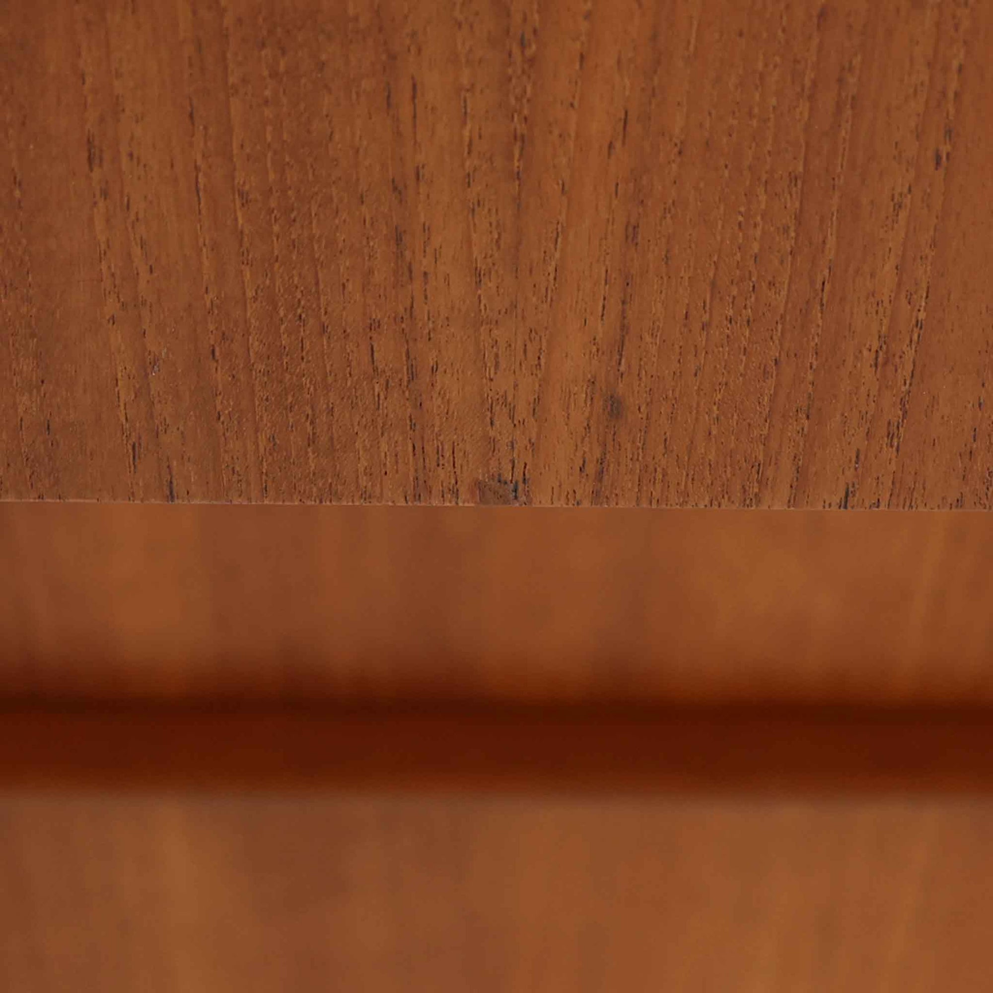 デンマーク製の8段チェストで、上質なチーク材の木目が存在感を放つ北欧ビンテージらしい一品です。細身の脚部に支えられた軽やかな佇まいと、北欧家具らしいバータイプの取っ手が、すっきりとした印象を与えます。衣類や小物をたっぷり収納でき、寝室やリビングで圧迫感なく使える点も魅力です。経年により深みを増した色艶が空間を温かく彩り、実用性と美しさを兼ね備えたチェストで、デンマークでも8段タイプは流通が少なく希少なモデルです。