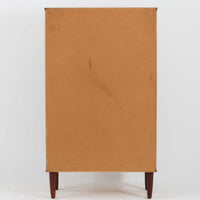 デンマーク製の8段チェストで、上質なチーク材の木目が存在感を放つ北欧ビンテージらしい一品です。細身の脚部に支えられた軽やかな佇まいと、北欧家具らしいバータイプの取っ手が、すっきりとした印象を与えます。衣類や小物をたっぷり収納でき、寝室やリビングで圧迫感なく使える点も魅力です。経年により深みを増した色艶が空間を温かく彩り、実用性と美しさを兼ね備えたチェストで、デンマークでも8段タイプは流通が少なく希少なモデルです。