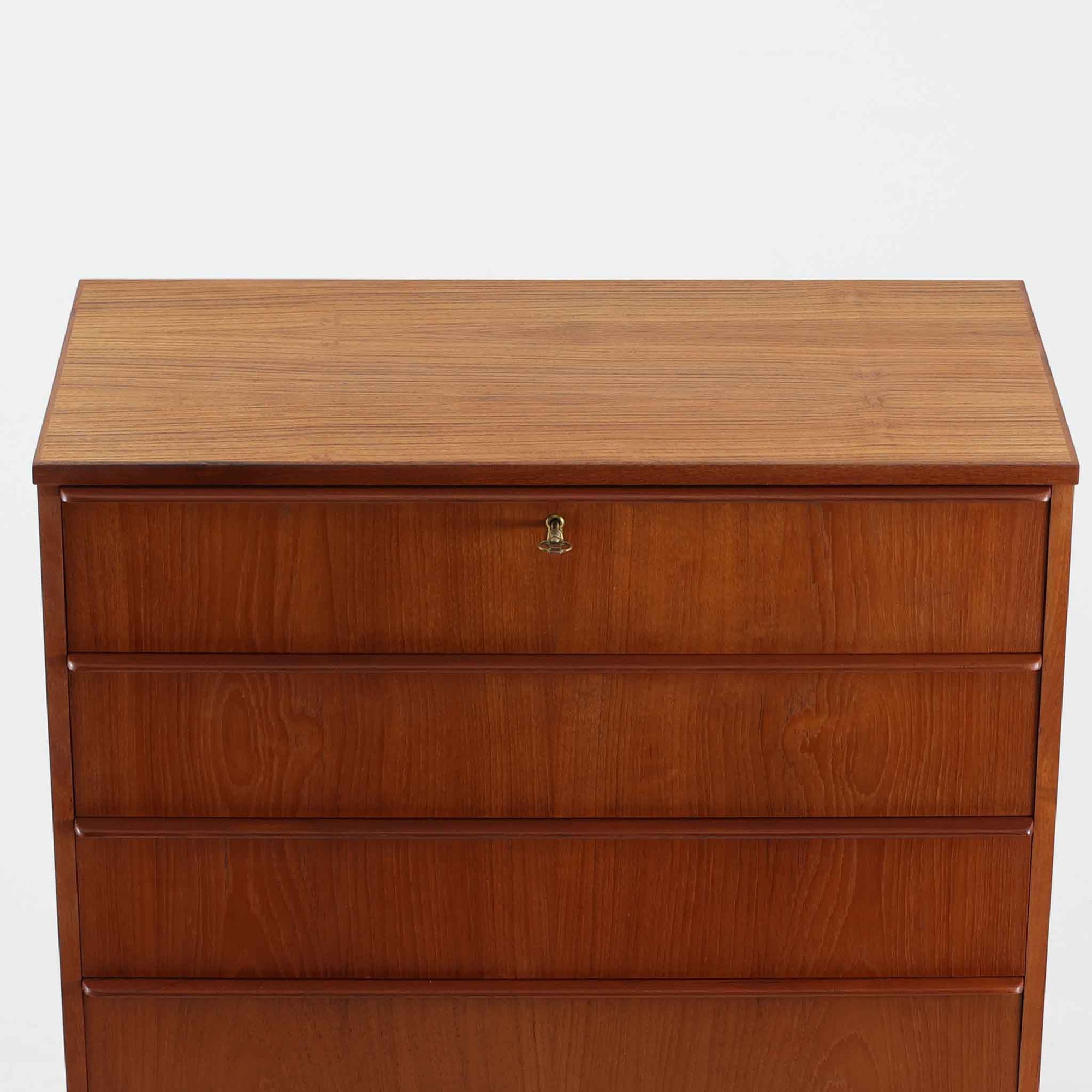 デンマーク製の8段チェストで、上質なチーク材の木目が存在感を放つ北欧ビンテージらしい一品です。細身の脚部に支えられた軽やかな佇まいと、北欧家具らしいバータイプの取っ手が、すっきりとした印象を与えます。衣類や小物をたっぷり収納でき、寝室やリビングで圧迫感なく使える点も魅力です。経年により深みを増した色艶が空間を温かく彩り、実用性と美しさを兼ね備えたチェストで、デンマークでも8段タイプは流通が少なく希少なモデルです。