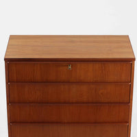 デンマーク製の8段チェストで、上質なチーク材の木目が存在感を放つ北欧ビンテージらしい一品です。細身の脚部に支えられた軽やかな佇まいと、北欧家具らしいバータイプの取っ手が、すっきりとした印象を与えます。衣類や小物をたっぷり収納でき、寝室やリビングで圧迫感なく使える点も魅力です。経年により深みを増した色艶が空間を温かく彩り、実用性と美しさを兼ね備えたチェストで、デンマークでも8段タイプは流通が少なく希少なモデルです。