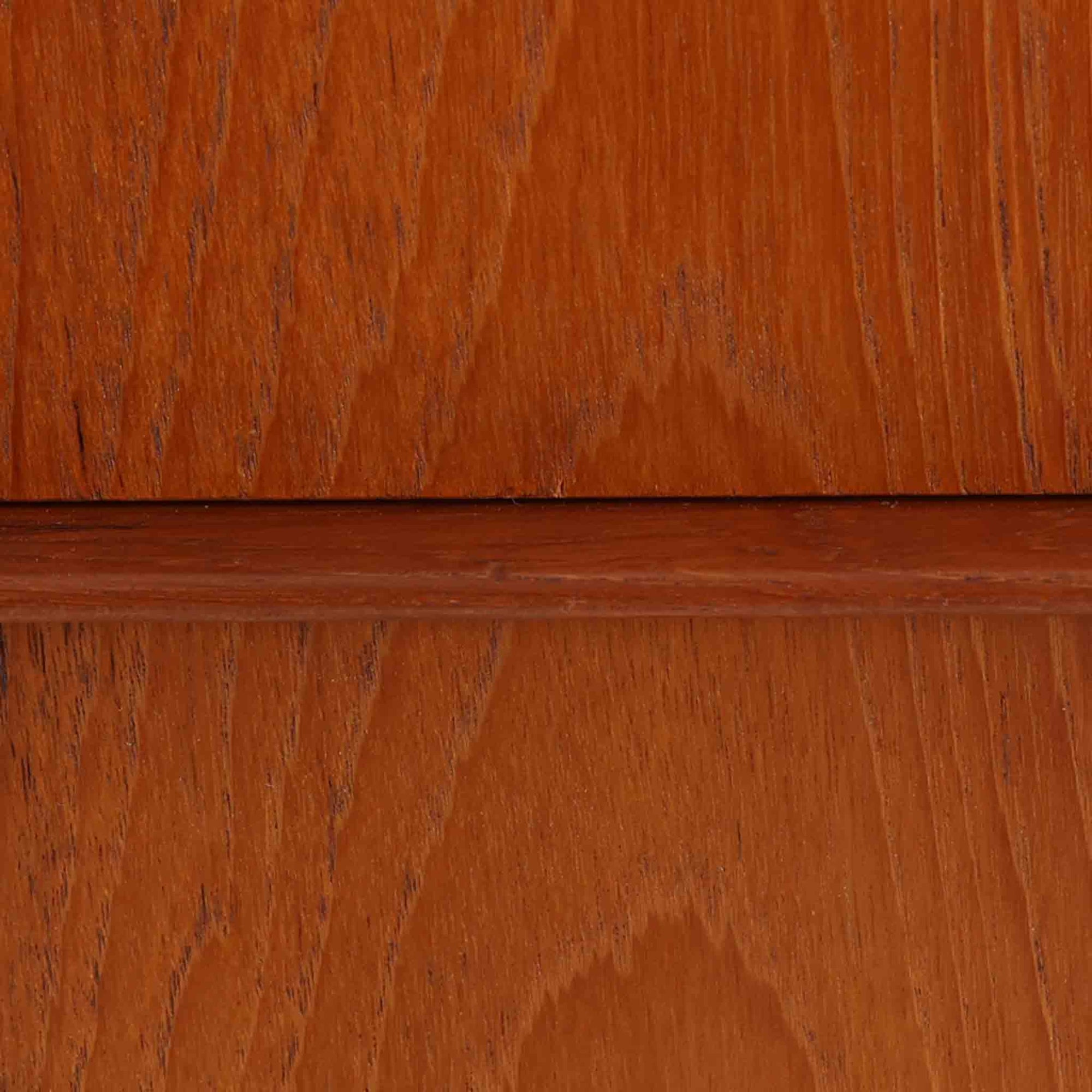 デンマーク製の8段チェストで、上質なチーク材の木目が存在感を放つ北欧ビンテージらしい一品です。細身の脚部に支えられた軽やかな佇まいと、北欧家具らしいバータイプの取っ手が、すっきりとした印象を与えます。衣類や小物をたっぷり収納でき、寝室やリビングで圧迫感なく使える点も魅力です。経年により深みを増した色艶が空間を温かく彩り、実用性と美しさを兼ね備えたチェストで、デンマークでも8段タイプは流通が少なく希少なモデルです。