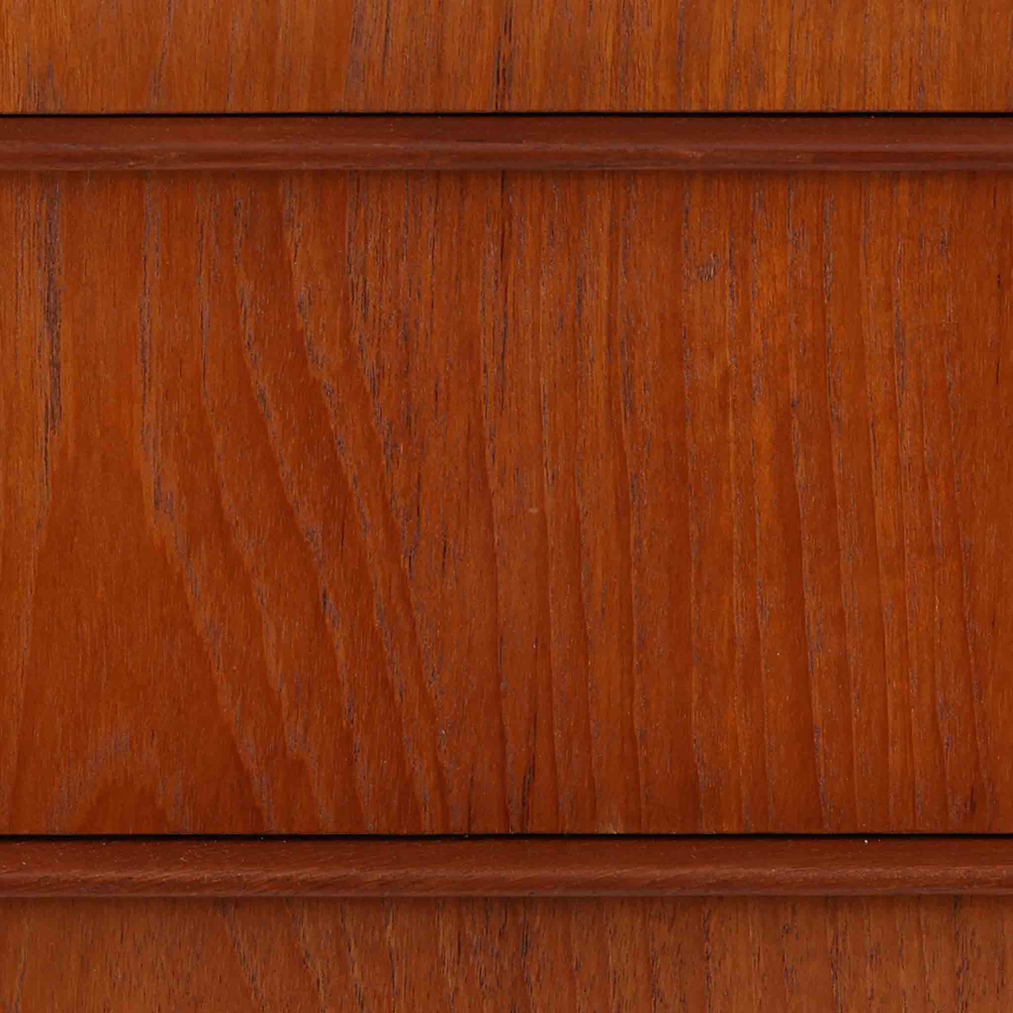 デンマーク製の8段チェストで、上質なチーク材の木目が存在感を放つ北欧ビンテージらしい一品です。細身の脚部に支えられた軽やかな佇まいと、北欧家具らしいバータイプの取っ手が、すっきりとした印象を与えます。衣類や小物をたっぷり収納でき、寝室やリビングで圧迫感なく使える点も魅力です。経年により深みを増した色艶が空間を温かく彩り、実用性と美しさを兼ね備えたチェストで、デンマークでも8段タイプは流通が少なく希少なモデルです。