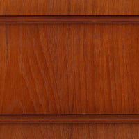 デンマーク製の8段チェストで、上質なチーク材の木目が存在感を放つ北欧ビンテージらしい一品です。細身の脚部に支えられた軽やかな佇まいと、北欧家具らしいバータイプの取っ手が、すっきりとした印象を与えます。衣類や小物をたっぷり収納でき、寝室やリビングで圧迫感なく使える点も魅力です。経年により深みを増した色艶が空間を温かく彩り、実用性と美しさを兼ね備えたチェストで、デンマークでも8段タイプは流通が少なく希少なモデルです。