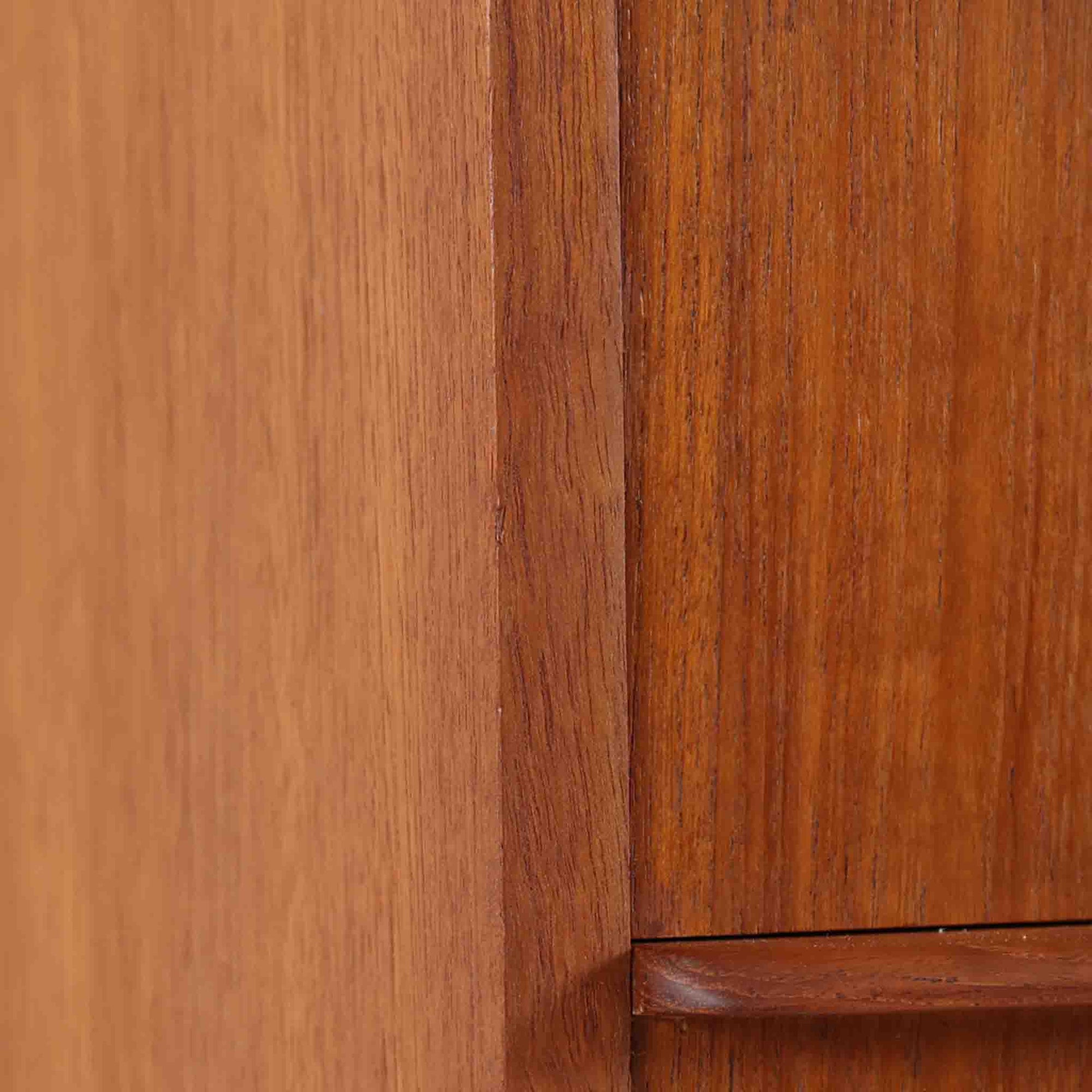 デンマーク製の8段チェストで、上質なチーク材の木目が存在感を放つ北欧ビンテージらしい一品です。細身の脚部に支えられた軽やかな佇まいと、北欧家具らしいバータイプの取っ手が、すっきりとした印象を与えます。衣類や小物をたっぷり収納でき、寝室やリビングで圧迫感なく使える点も魅力です。経年により深みを増した色艶が空間を温かく彩り、実用性と美しさを兼ね備えたチェストで、デンマークでも8段タイプは流通が少なく希少なモデルです。