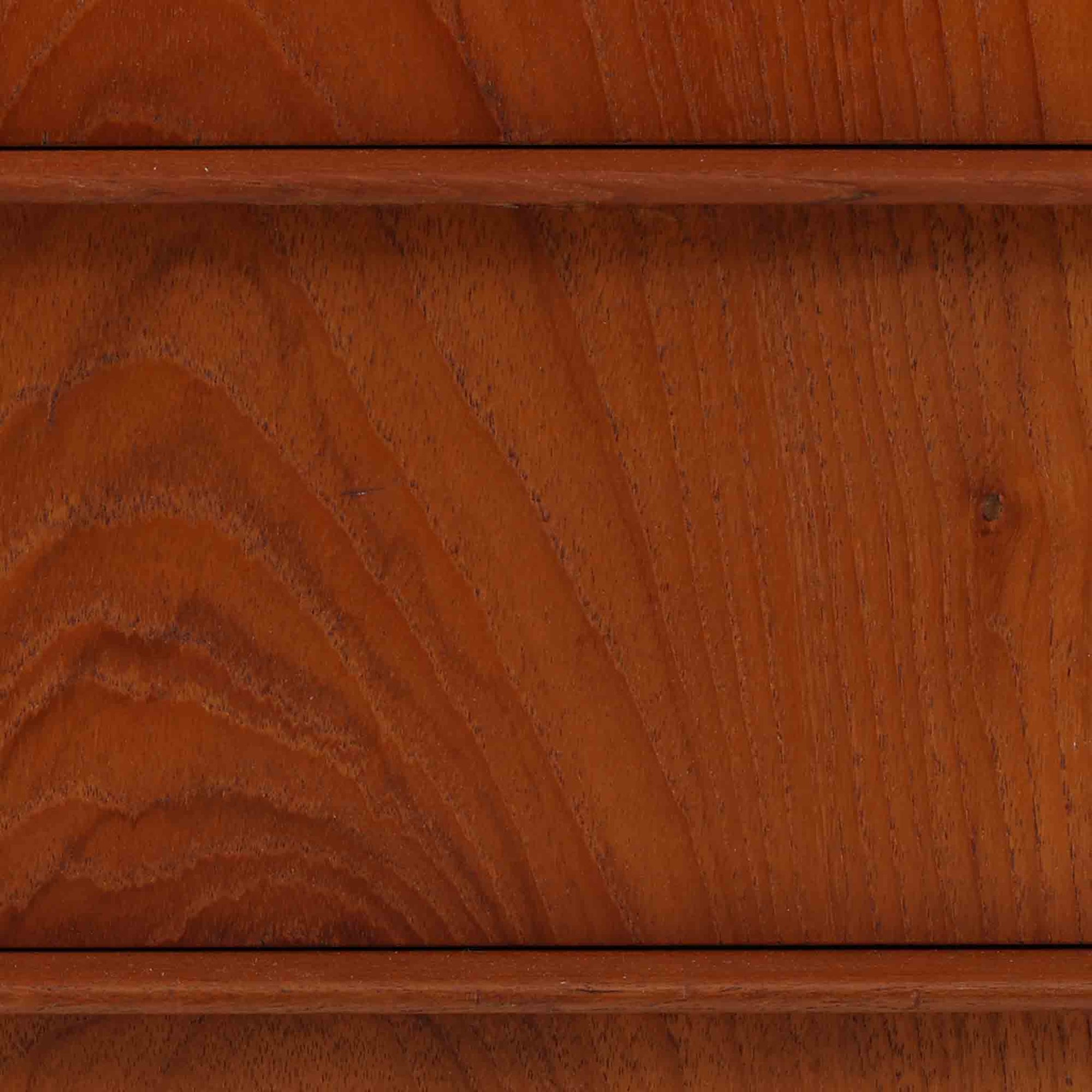 デンマーク製の8段チェストで、上質なチーク材の木目が存在感を放つ北欧ビンテージらしい一品です。細身の脚部に支えられた軽やかな佇まいと、北欧家具らしいバータイプの取っ手が、すっきりとした印象を与えます。衣類や小物をたっぷり収納でき、寝室やリビングで圧迫感なく使える点も魅力です。経年により深みを増した色艶が空間を温かく彩り、実用性と美しさを兼ね備えたチェストで、デンマークでも8段タイプは流通が少なく希少なモデルです。