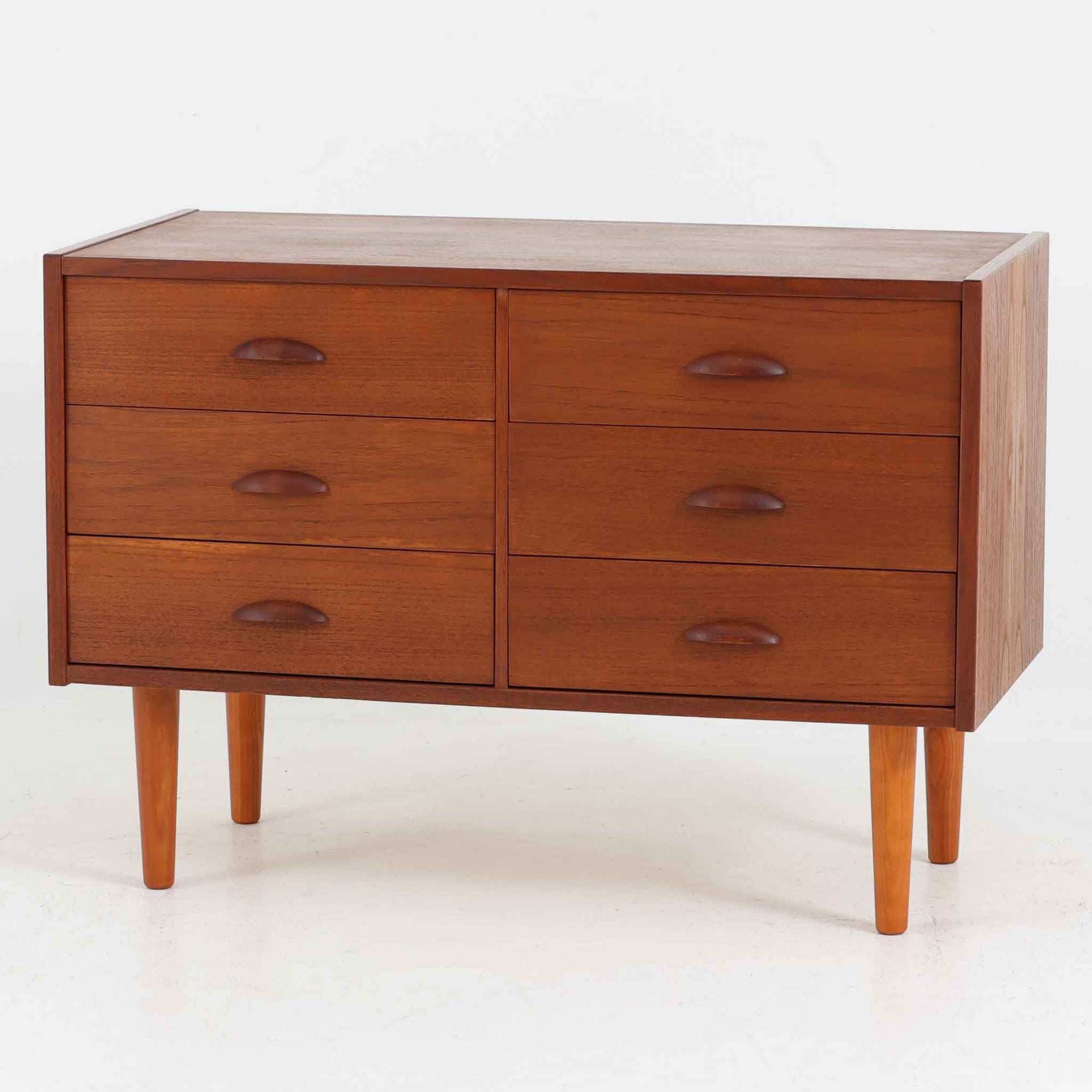 デンマーク製多段チェストです。幅85cmのコンパクトなサイズながら、6杯の引き出しが備わっており、細やかな収納に優れた一台です。チーク材の滑らかな質感と温もりある色合いが空間に上品な落ち着きをもたらします。丸みを帯びたハンドルとテーパー脚のデザインが北欧らしい柔らかさを演出し、寝室やリビング、玄関先など場所を問わず活躍します。経年による深みある艶が魅力の、実用性と美しさを兼ね備えたビンテージ家具です。