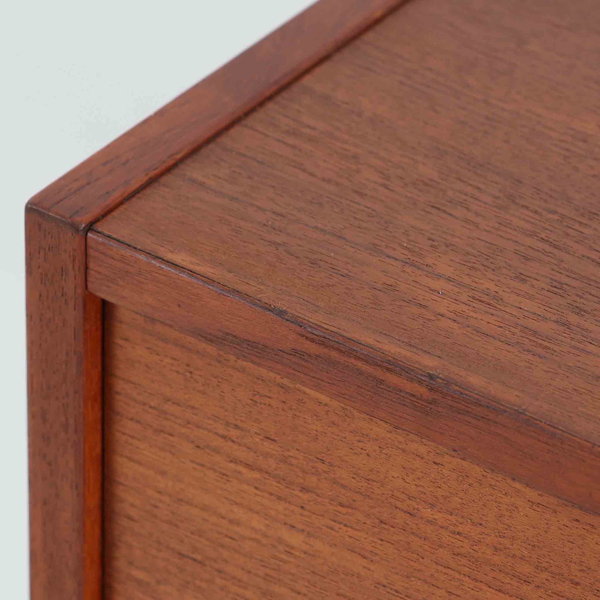 デンマーク製多段チェストです。幅85cmのコンパクトなサイズながら、6杯の引き出しが備わっており、細やかな収納に優れた一台です。チーク材の滑らかな質感と温もりある色合いが空間に上品な落ち着きをもたらします。丸みを帯びたハンドルとテーパー脚のデザインが北欧らしい柔らかさを演出し、寝室やリビング、玄関先など場所を問わず活躍します。経年による深みある艶が魅力の、実用性と美しさを兼ね備えたビンテージ家具です。