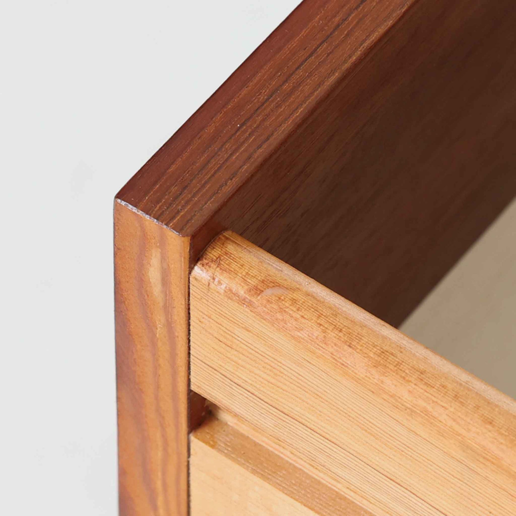 デンマーク製多段チェストです。幅85cmのコンパクトなサイズながら、6杯の引き出しが備わっており、細やかな収納に優れた一台です。チーク材の滑らかな質感と温もりある色合いが空間に上品な落ち着きをもたらします。丸みを帯びたハンドルとテーパー脚のデザインが北欧らしい柔らかさを演出し、寝室やリビング、玄関先など場所を問わず活躍します。経年による深みある艶が魅力の、実用性と美しさを兼ね備えたビンテージ家具です。