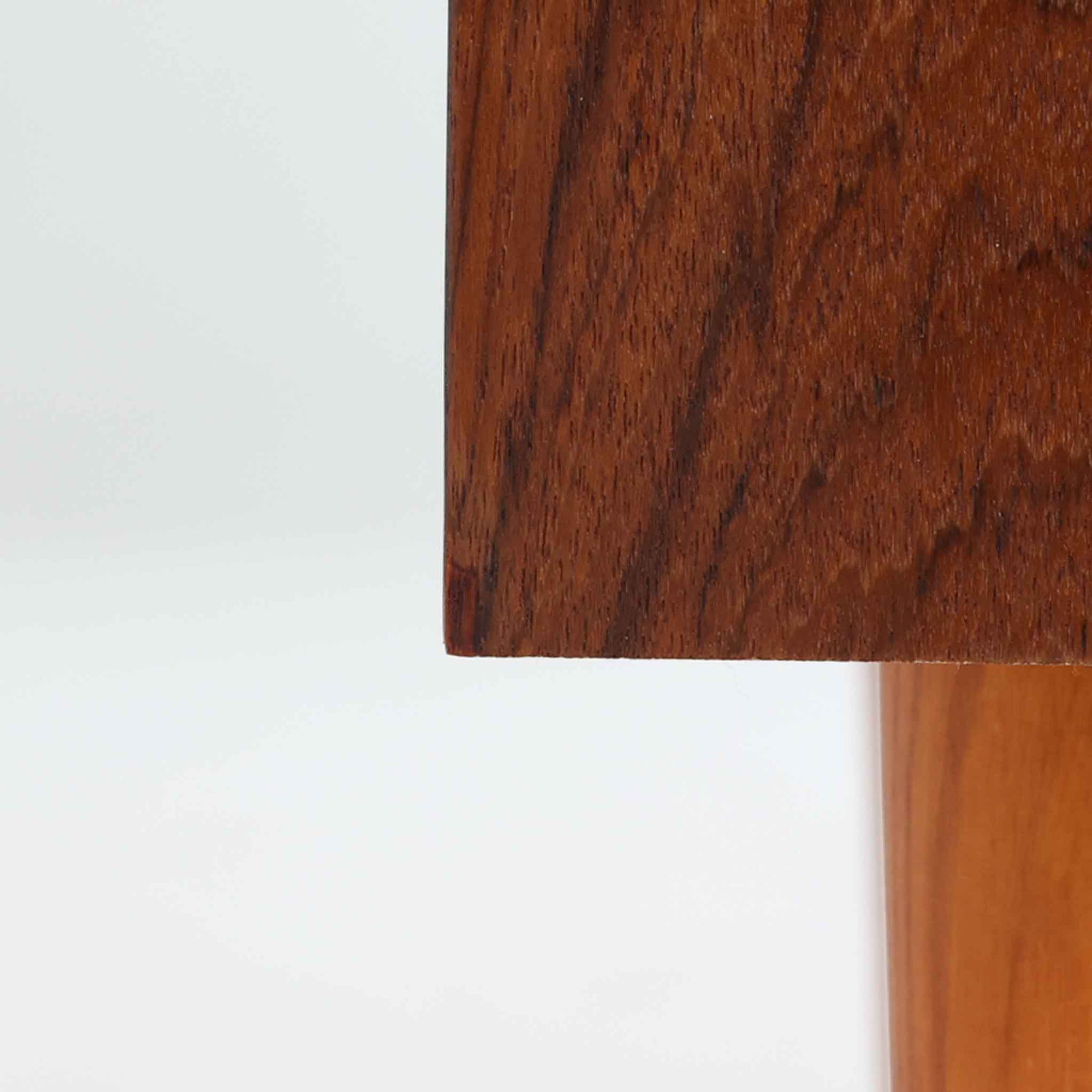 デンマーク製多段チェストです。幅85cmのコンパクトなサイズながら、6杯の引き出しが備わっており、細やかな収納に優れた一台です。チーク材の滑らかな質感と温もりある色合いが空間に上品な落ち着きをもたらします。丸みを帯びたハンドルとテーパー脚のデザインが北欧らしい柔らかさを演出し、寝室やリビング、玄関先など場所を問わず活躍します。経年による深みある艶が魅力の、実用性と美しさを兼ね備えたビンテージ家具です。