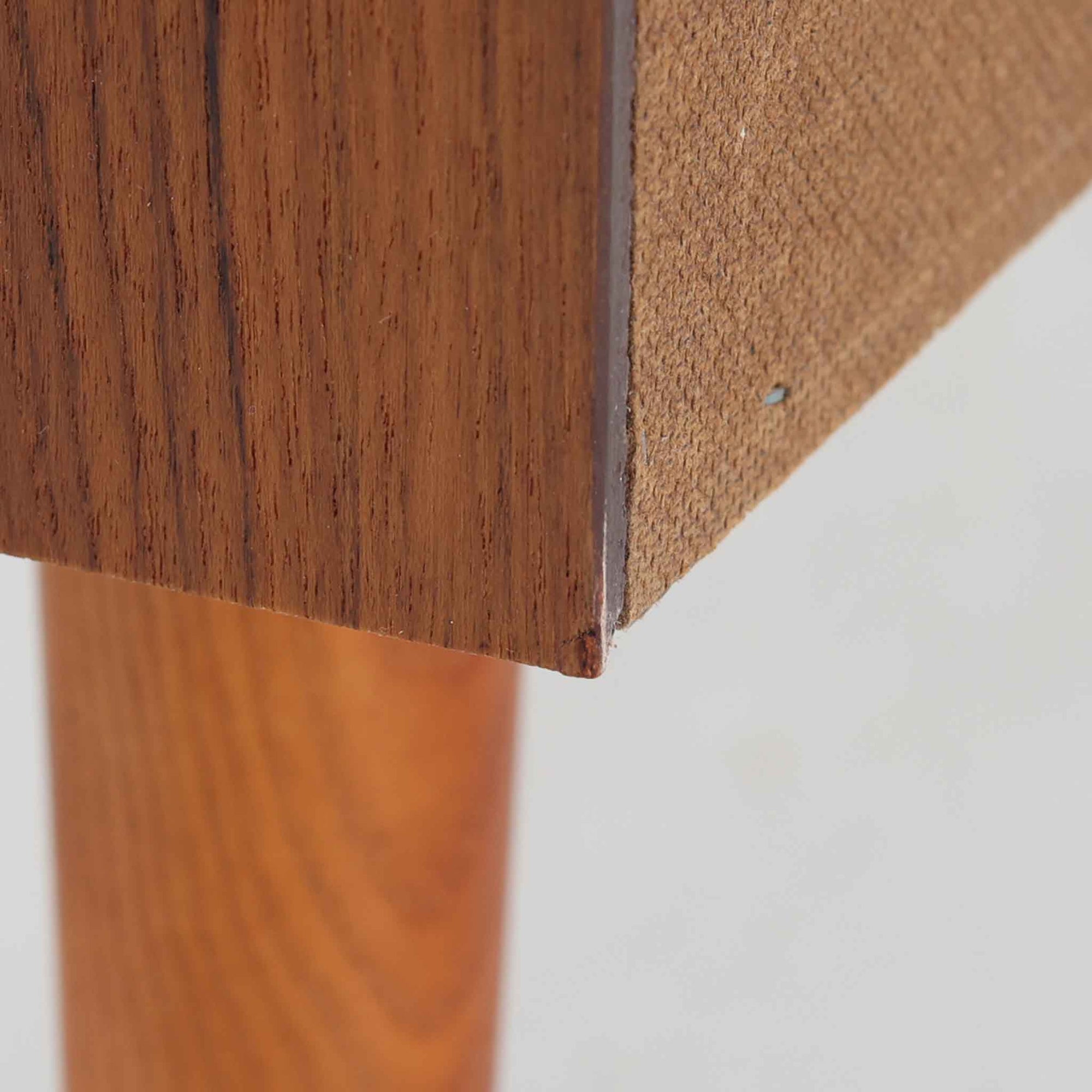 デンマーク製多段チェストです。幅85cmのコンパクトなサイズながら、6杯の引き出しが備わっており、細やかな収納に優れた一台です。チーク材の滑らかな質感と温もりある色合いが空間に上品な落ち着きをもたらします。丸みを帯びたハンドルとテーパー脚のデザインが北欧らしい柔らかさを演出し、寝室やリビング、玄関先など場所を問わず活躍します。経年による深みある艶が魅力の、実用性と美しさを兼ね備えたビンテージ家具です。