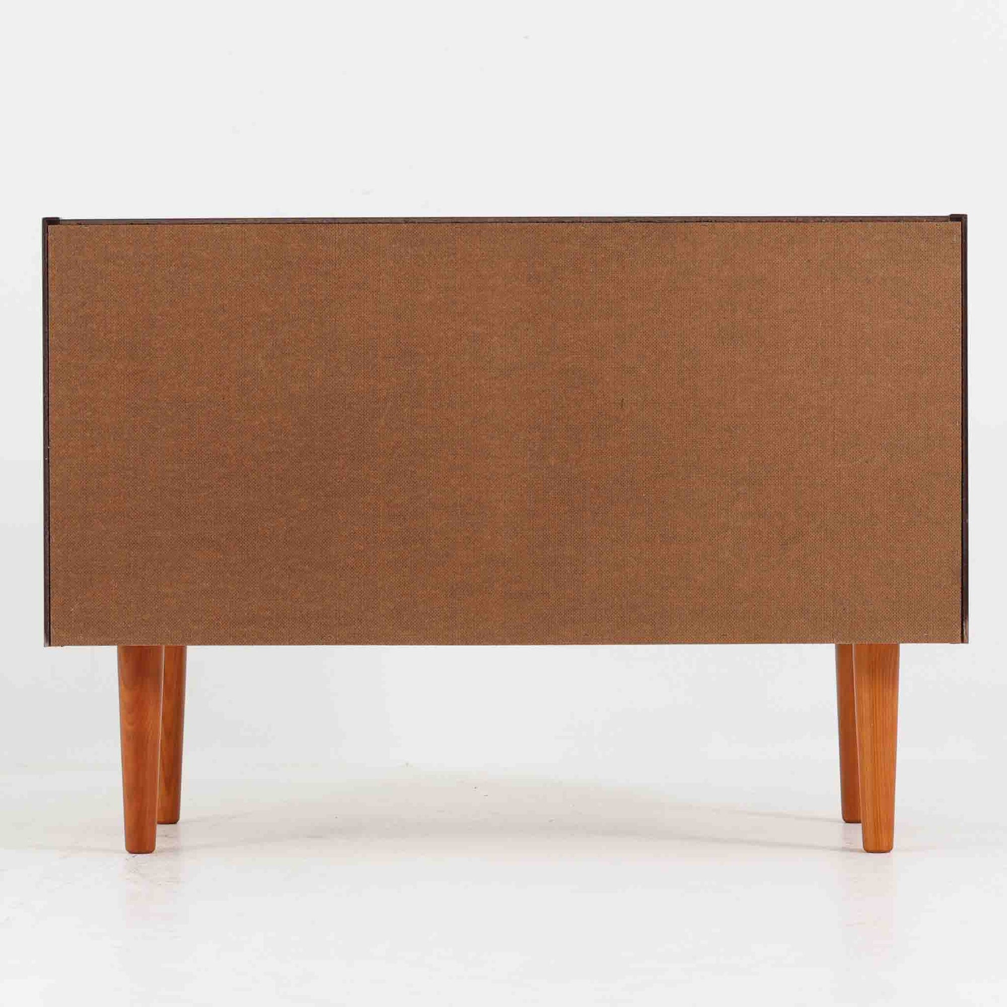 デンマーク製多段チェストです。幅85cmのコンパクトなサイズながら、6杯の引き出しが備わっており、細やかな収納に優れた一台です。チーク材の滑らかな質感と温もりある色合いが空間に上品な落ち着きをもたらします。丸みを帯びたハンドルとテーパー脚のデザインが北欧らしい柔らかさを演出し、寝室やリビング、玄関先など場所を問わず活躍します。経年による深みある艶が魅力の、実用性と美しさを兼ね備えたビンテージ家具です。