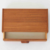 壁付け仕様のこちらのウォールシェルフは、上質なチーク材を用いた北欧ビンテージ家具で、直線的なフォルムと程よい奥行きが特徴です。引き出し収納を備えており、小物や手元のアイテムをすっきりと整理できる実用性も兼ね備えています。ミニマルなデザインながらも丁寧な仕上げが施されており、玄関先やベッドサイド、リビングのアクセントとしても活躍します。経年によって深まったチークの風合いが空間に落ち着いた温もりを添える一点です。