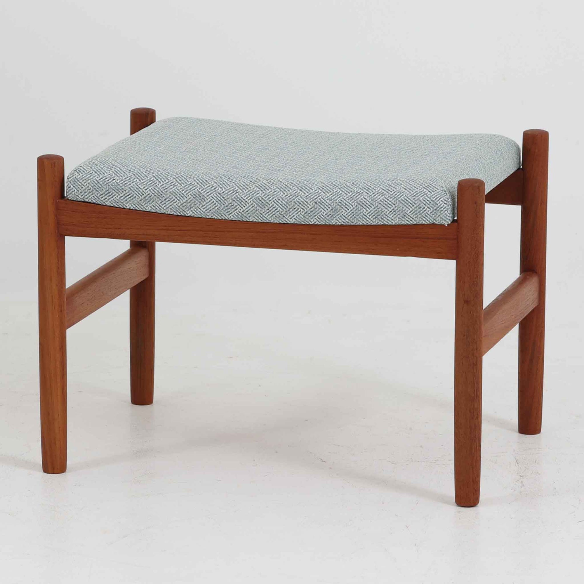 デンマークのSpottrup Mobelfabrik製によるチーク材のスツールです。滑らかな木肌と直線的な脚部が北欧らしい端正な印象を与えてくれます。玄関やドレッサー横、ダイニングの補助椅子としても活躍します。経年により深みを増したチークの色合いが、美しいビンテージの風合いを漂わせる一脚です。