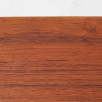 Grete Jalkがデザインし、Glostrup Mobelfabrikで製作されたこちらのセンターテーブルは、端正なプロポーションと軽やかな構造が魅力の北欧ビンテージ品です。幅160cmのゆとりある天板下にはスラット状の棚板を備え、雑誌やブランケットなどを整理しながら使える実用性も兼ね備えています。丸みを帯びた脚部や天板縁の丁寧な仕上げからは、女性デザイナーらしい繊細な美意識と当時の高い木工技術が感じられ、経年により深みを増した木肌が空間に落ち着いた存在感をもたらします。