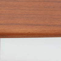 Grete Jalkがデザインし、Glostrup Mobelfabrikで製作されたこちらのセンターテーブルは、端正なプロポーションと軽やかな構造が魅力の北欧ビンテージ品です。幅160cmのゆとりある天板下にはスラット状の棚板を備え、雑誌やブランケットなどを整理しながら使える実用性も兼ね備えています。丸みを帯びた脚部や天板縁の丁寧な仕上げからは、女性デザイナーらしい繊細な美意識と当時の高い木工技術が感じられ、経年により深みを増した木肌が空間に落ち着いた存在感をもたらします。