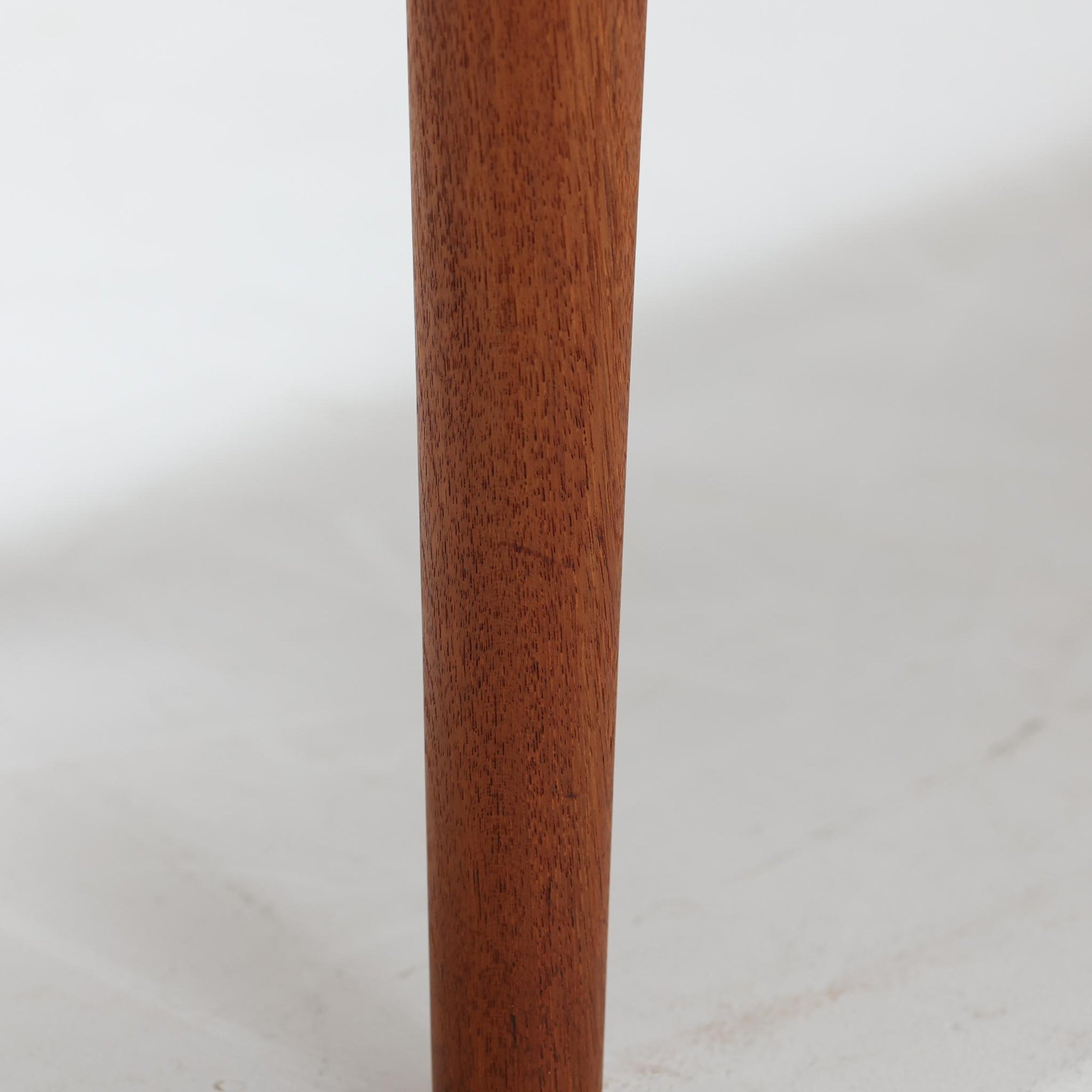 Grete Jalkがデザインし、Glostrup Mobelfabrikで製作されたこちらのセンターテーブルは、端正なプロポーションと軽やかな構造が魅力の北欧ビンテージ品です。幅160cmのゆとりある天板下にはスラット状の棚板を備え、雑誌やブランケットなどを整理しながら使える実用性も兼ね備えています。丸みを帯びた脚部や天板縁の丁寧な仕上げからは、女性デザイナーらしい繊細な美意識と当時の高い木工技術が感じられ、経年により深みを増した木肌が空間に落ち着いた存在感をもたらします。