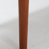 Grete Jalkがデザインし、Glostrup Mobelfabrikで製作されたこちらのセンターテーブルは、端正なプロポーションと軽やかな構造が魅力の北欧ビンテージ品です。幅160cmのゆとりある天板下にはスラット状の棚板を備え、雑誌やブランケットなどを整理しながら使える実用性も兼ね備えています。丸みを帯びた脚部や天板縁の丁寧な仕上げからは、女性デザイナーらしい繊細な美意識と当時の高い木工技術が感じられ、経年により深みを増した木肌が空間に落ち着いた存在感をもたらします。