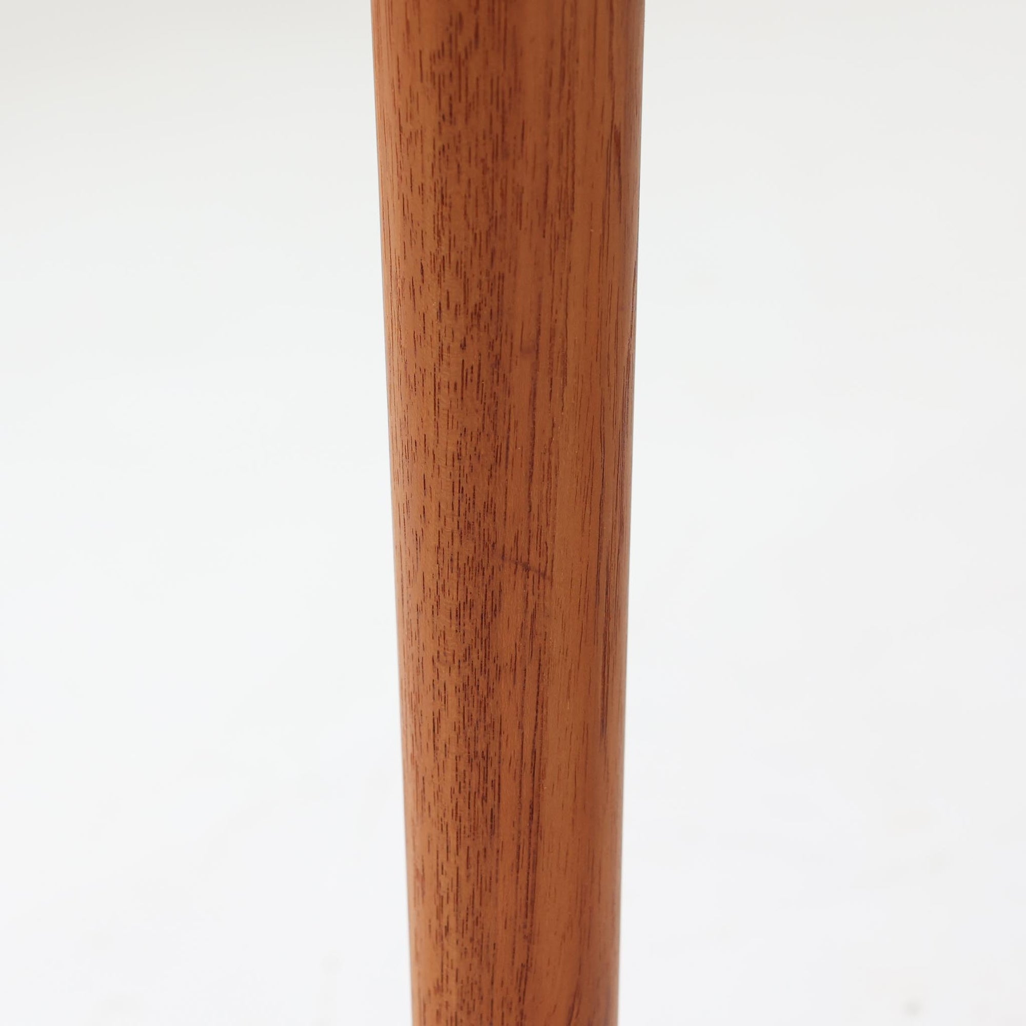 Grete Jalkがデザインし、Glostrup Mobelfabrikで製作されたこちらのセンターテーブルは、端正なプロポーションと軽やかな構造が魅力の北欧ビンテージ品です。幅160cmのゆとりある天板下にはスラット状の棚板を備え、雑誌やブランケットなどを整理しながら使える実用性も兼ね備えています。丸みを帯びた脚部や天板縁の丁寧な仕上げからは、女性デザイナーらしい繊細な美意識と当時の高い木工技術が感じられ、経年により深みを増した木肌が空間に落ち着いた存在感をもたらします。