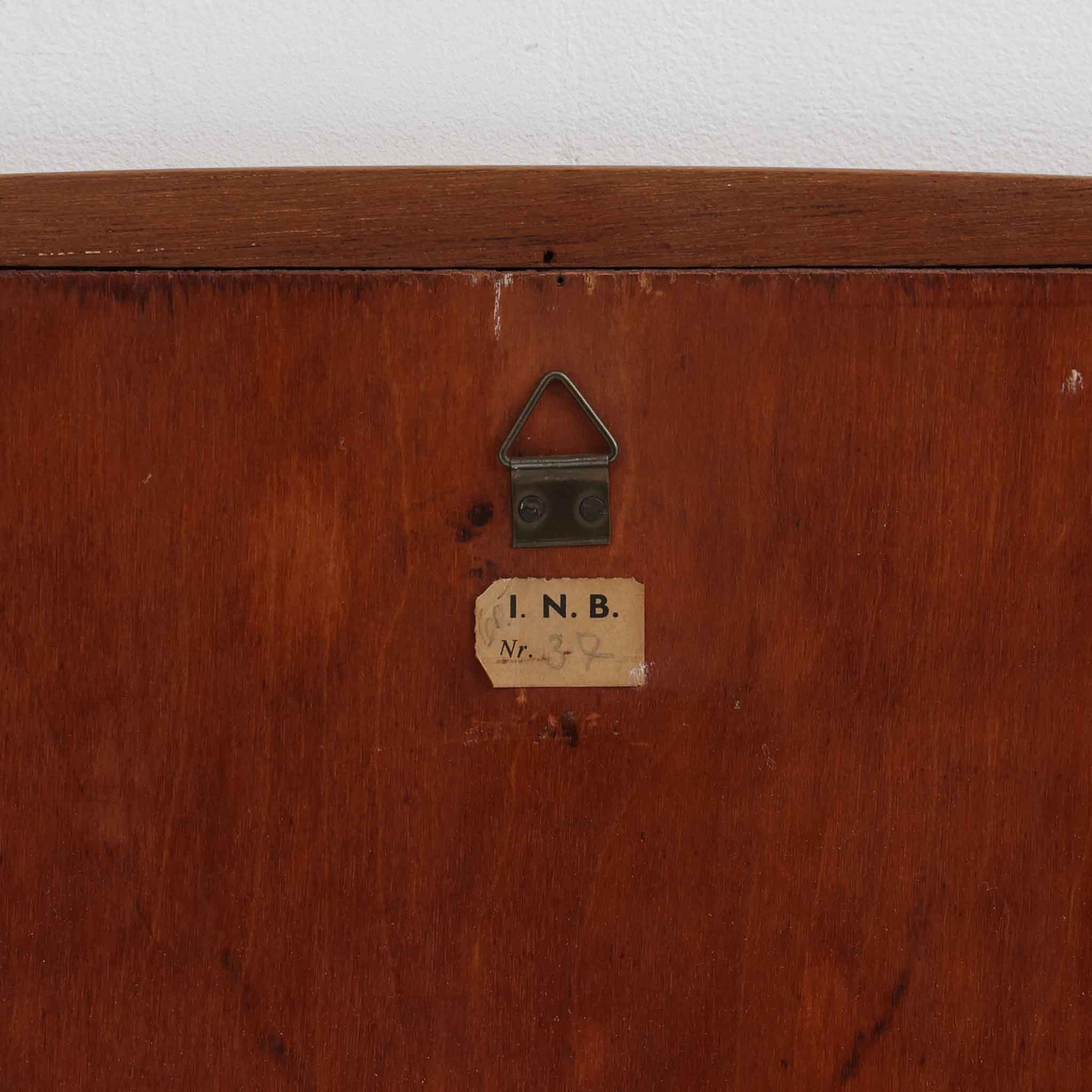 デンマーク製壁掛け／立掛けミラーです。チーク材のフレームは角に丸みをもたせた柔らかなデザインで、北欧らしいシンプルで温かみのある雰囲気を漂わせます。無駄のない細身のフレームが鏡面を引き立て、空間を広く明るく見せてくれます。壁に掛けても、床に立て掛けても美しく、玄関や寝室などさまざまなシーンで活躍します。経年により深みを増した木肌が味わい深く、北欧ビンテージならではの上質な存在感を放つ一品です。