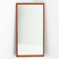 デンマークの名匠Kai Kristiansen（カイ・クリスチャンセン）がAksel Kjersgaard（アクセル・キアスゴー）社のためにデザインした立て掛けミラー「No.143」です。上質なチーク材を用い、木組みの美しい仕口や細身のフレームラインから職人技の高さが感じられます。経年により深みを増した色合いと滑らかな艶が魅力で、玄関や寝室、リビングなど、空間に上品な北欧の温もりをもたらします。背面には壁掛け用金具も備わっていますが、重量があるため立て掛けでのご使用をおすすめします。