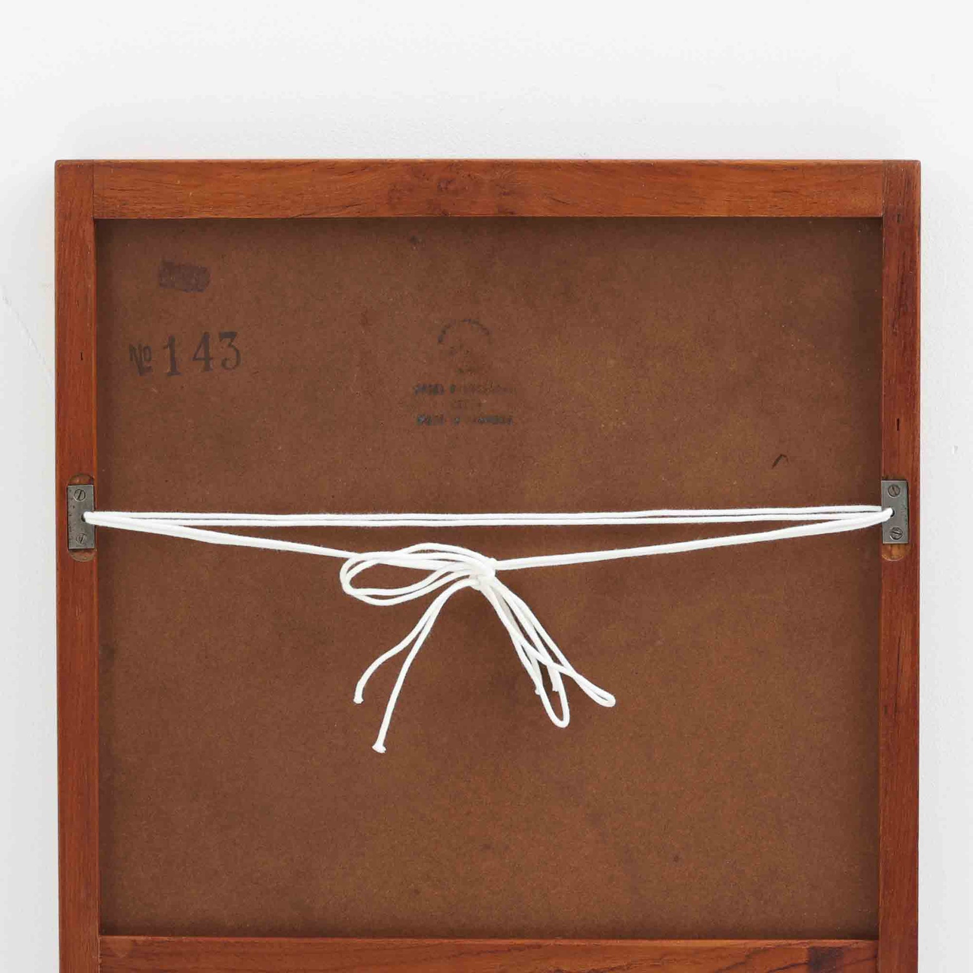 デンマークの名匠Kai Kristiansen（カイ・クリスチャンセン）がAksel Kjersgaard（アクセル・キアスゴー）社のためにデザインした立て掛けミラー「No.143」です。上質なチーク材を用い、木組みの美しい仕口や細身のフレームラインから職人技の高さが感じられます。経年により深みを増した色合いと滑らかな艶が魅力で、玄関や寝室、リビングなど、空間に上品な北欧の温もりをもたらします。背面には壁掛け用金具も備わっていますが、重量があるため立て掛けでのご使用をおすすめします。