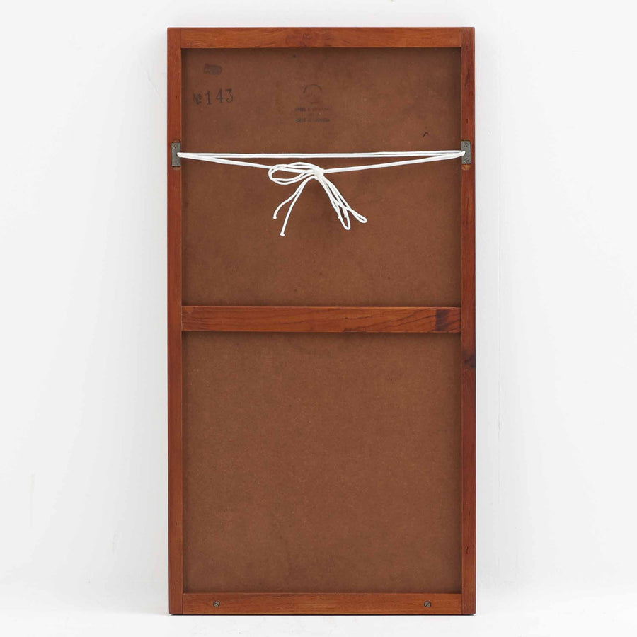 デンマークの名匠Kai Kristiansen（カイ・クリスチャンセン）がAksel Kjersgaard（アクセル・キアスゴー）社のためにデザインした立て掛けミラー「No.143」です。上質なチーク材を用い、木組みの美しい仕口や細身のフレームラインから職人技の高さが感じられます。経年により深みを増した色合いと滑らかな艶が魅力で、玄関や寝室、リビングなど、空間に上品な北欧の温もりをもたらします。背面には壁掛け用金具も備わっていますが、重量があるため立て掛けでのご使用をおすすめします。