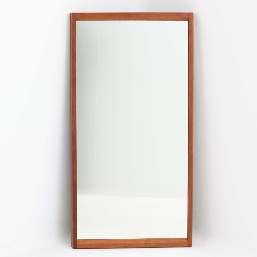 デンマークの名匠Kai Kristiansen（カイ・クリスチャンセン）がAksel Kjersgaard（アクセル・キアスゴー）社のためにデザインした立て掛けミラー「No.143」です。上質なチーク材を用い、木組みの美しい仕口や細身のフレームラインから職人技の高さが感じられます。経年により深みを増した色合いと滑らかな艶が魅力で、玄関や寝室、リビングなど、空間に上品な北欧の温もりをもたらします。背面には壁掛け用金具も備わっていますが、重量があるため立て掛けでのご使用をおすすめします。