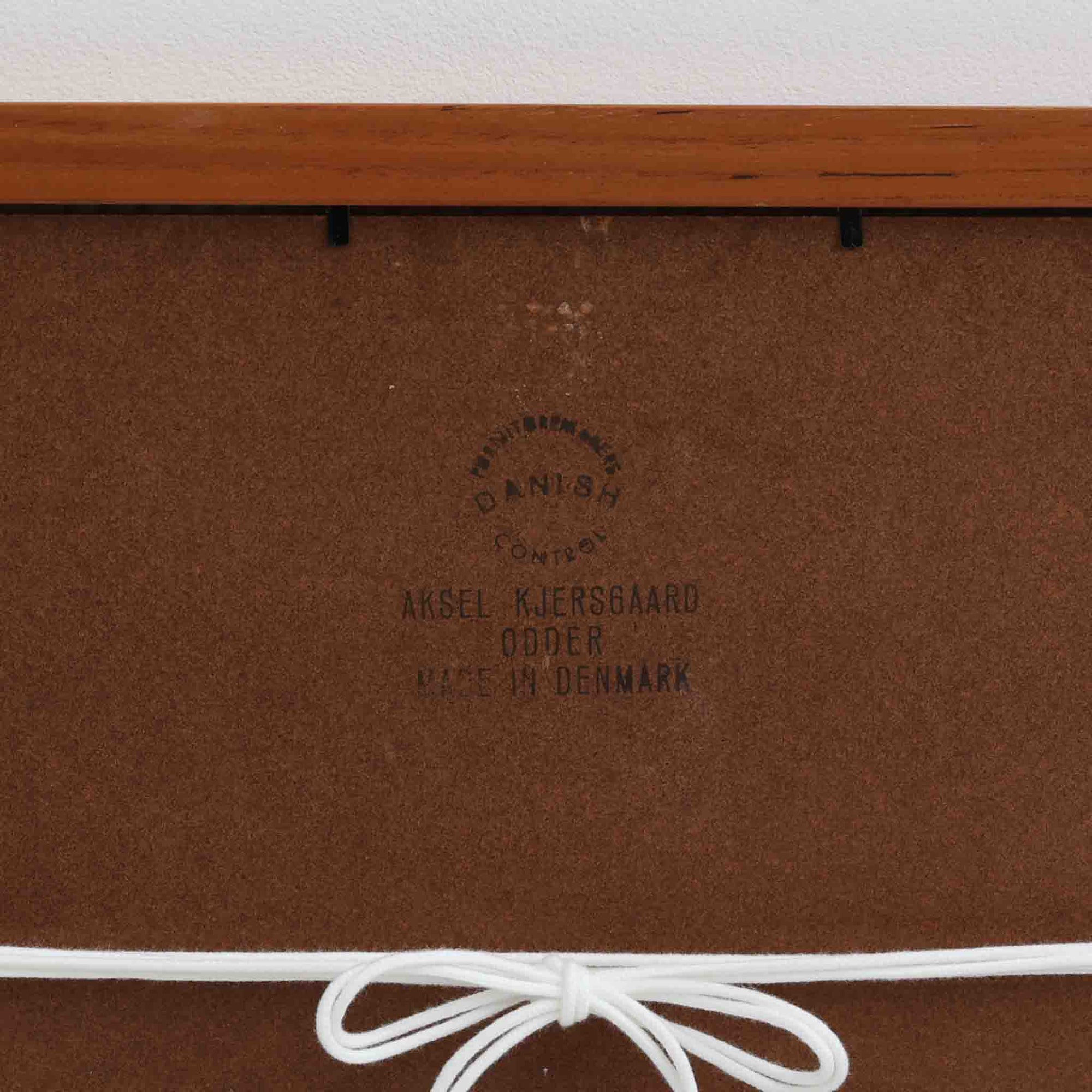 Kai Kristiansen（カイ・クリスチャンセン）がデザインし、Aksel Kjersgaard（アクセル・キアスゴー）社より製造されたNo.103の立て掛けミラーです。柔らかな曲線を描くチーク材のフレームは、丁寧な接合と美しい木目が際立ち、北欧デザインの洗練された職人技を感じさせます。無駄のないシルエットは空間を選ばず、壁掛けとしても立て掛けとしてもお使いいただけます。経年による深みのある色合いがチーク材の魅力を一層引き立て、玄関や寝室に上質な雰囲気を添える一品です。